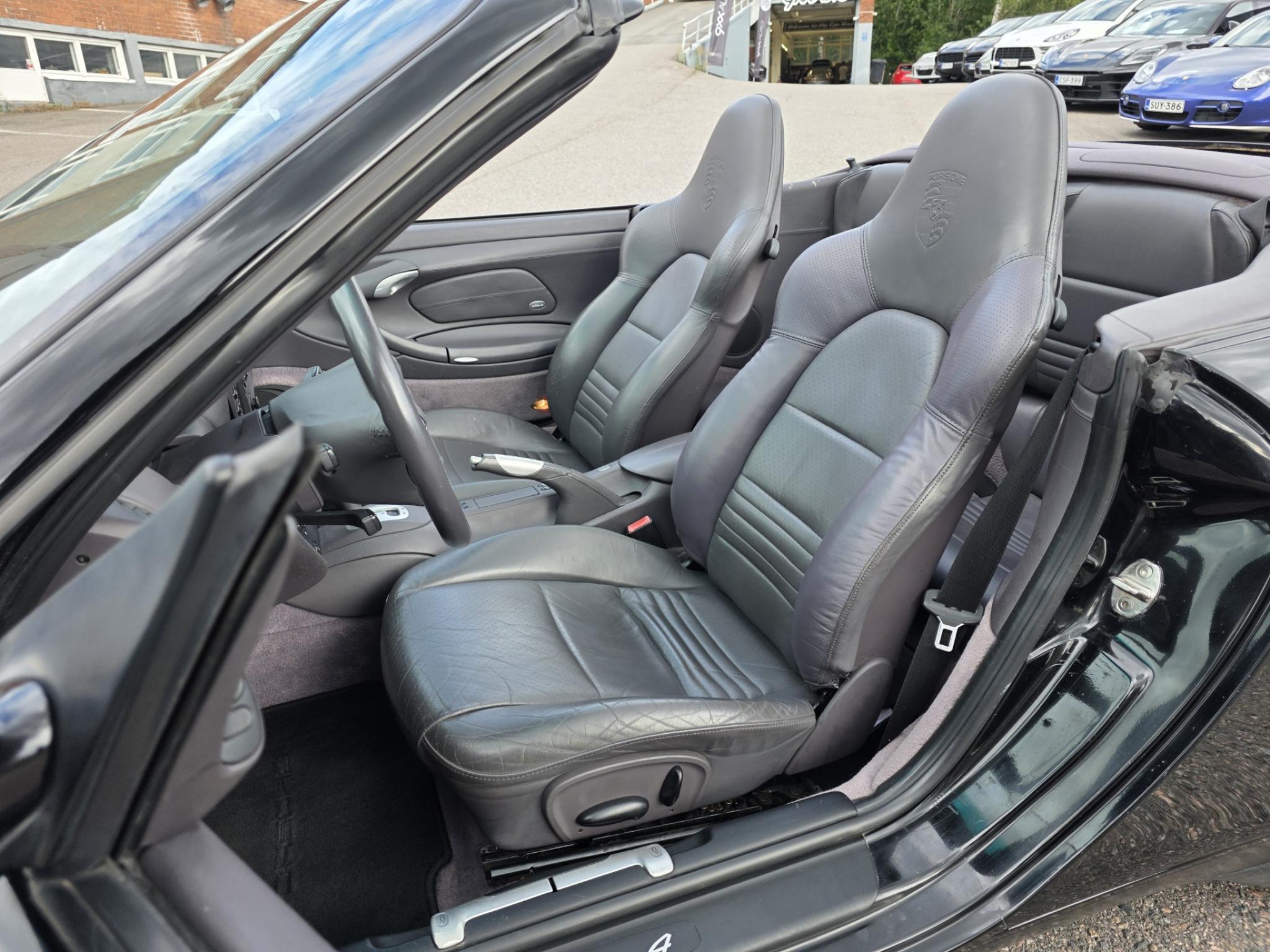 Musta Porsche 911 Carrera Cabrio 4 Tiptronic