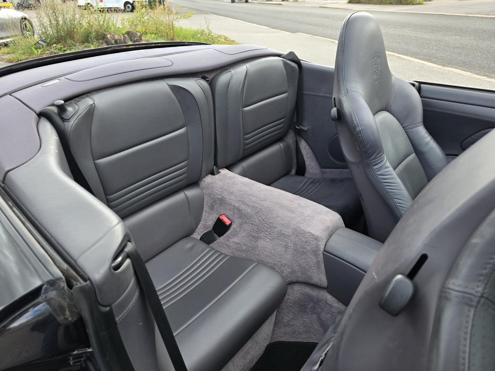 Musta Porsche 911 Carrera Cabrio 4 Tiptronic