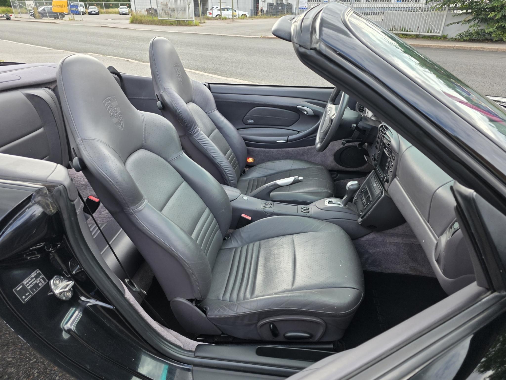 Musta Porsche 911 Carrera Cabrio 4 Tiptronic