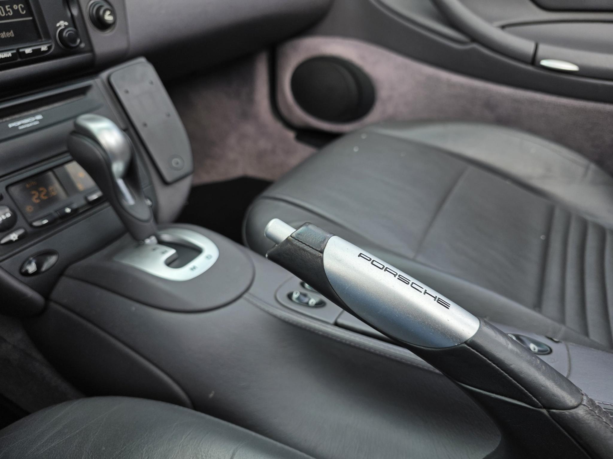 Musta Porsche 911 Carrera Cabrio 4 Tiptronic