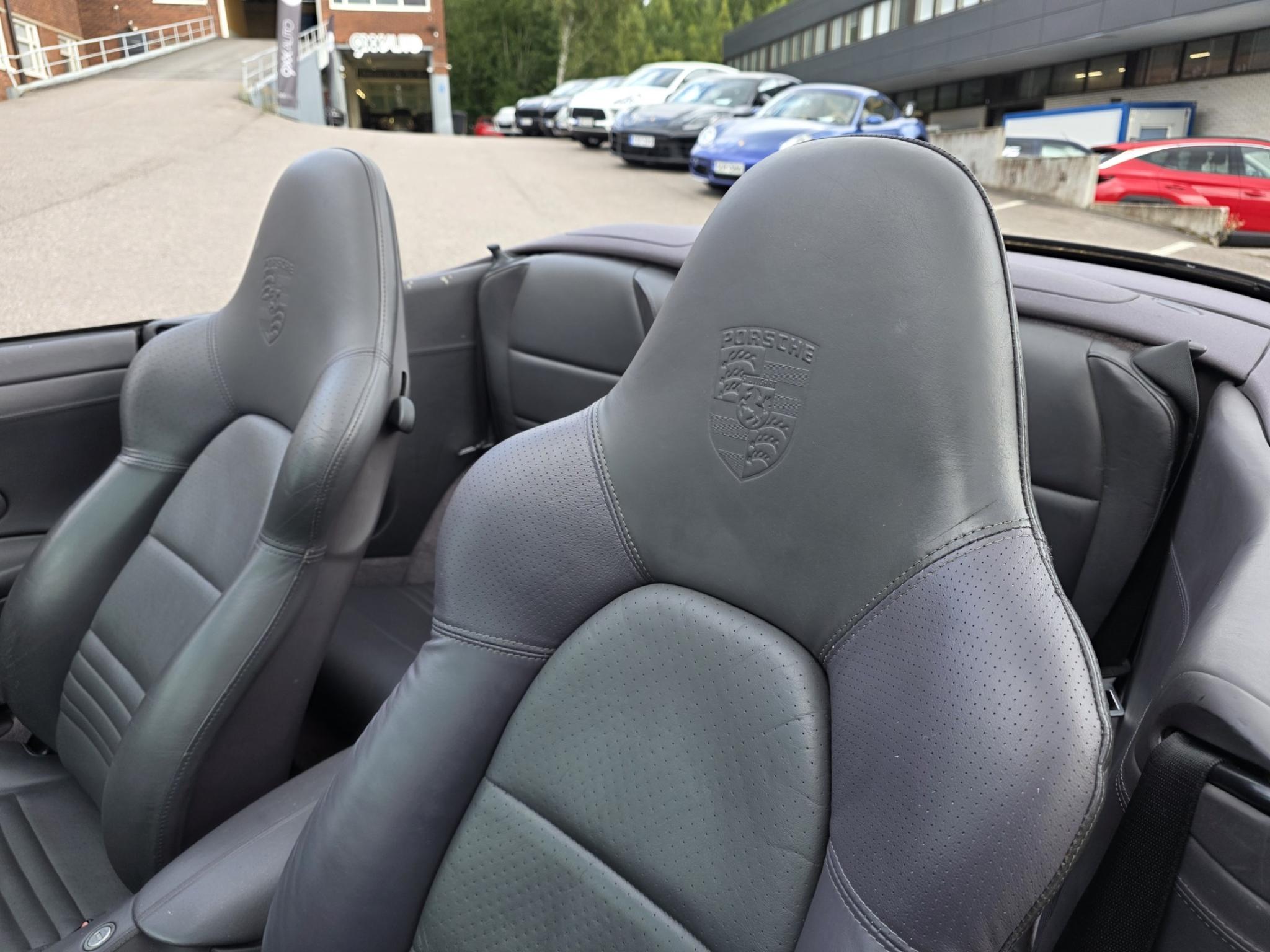 Musta Porsche 911 Carrera Cabrio 4 Tiptronic