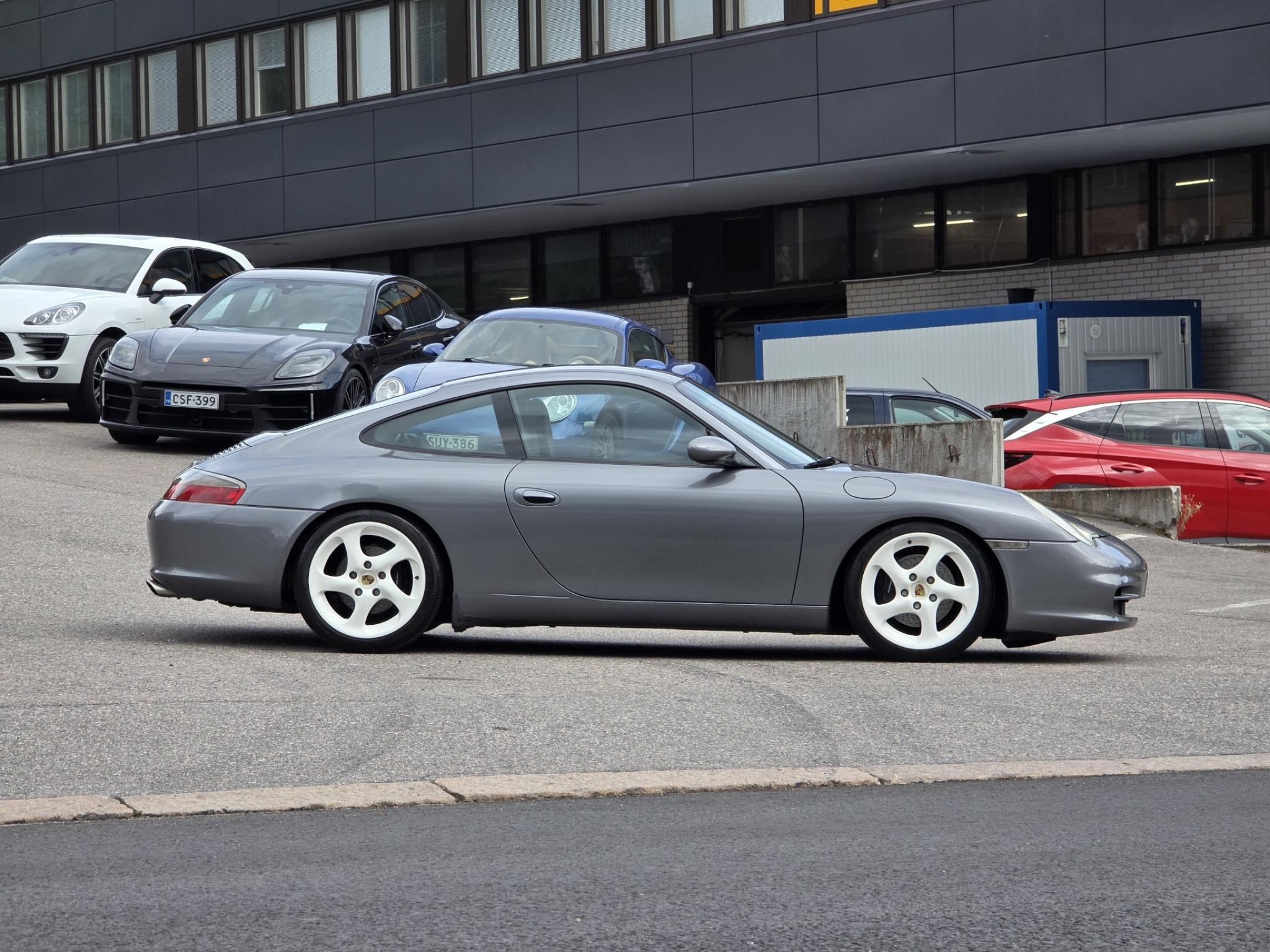 Harmaa Porsche 911 996.2 Carrera 2 Coupe Tiptronic
