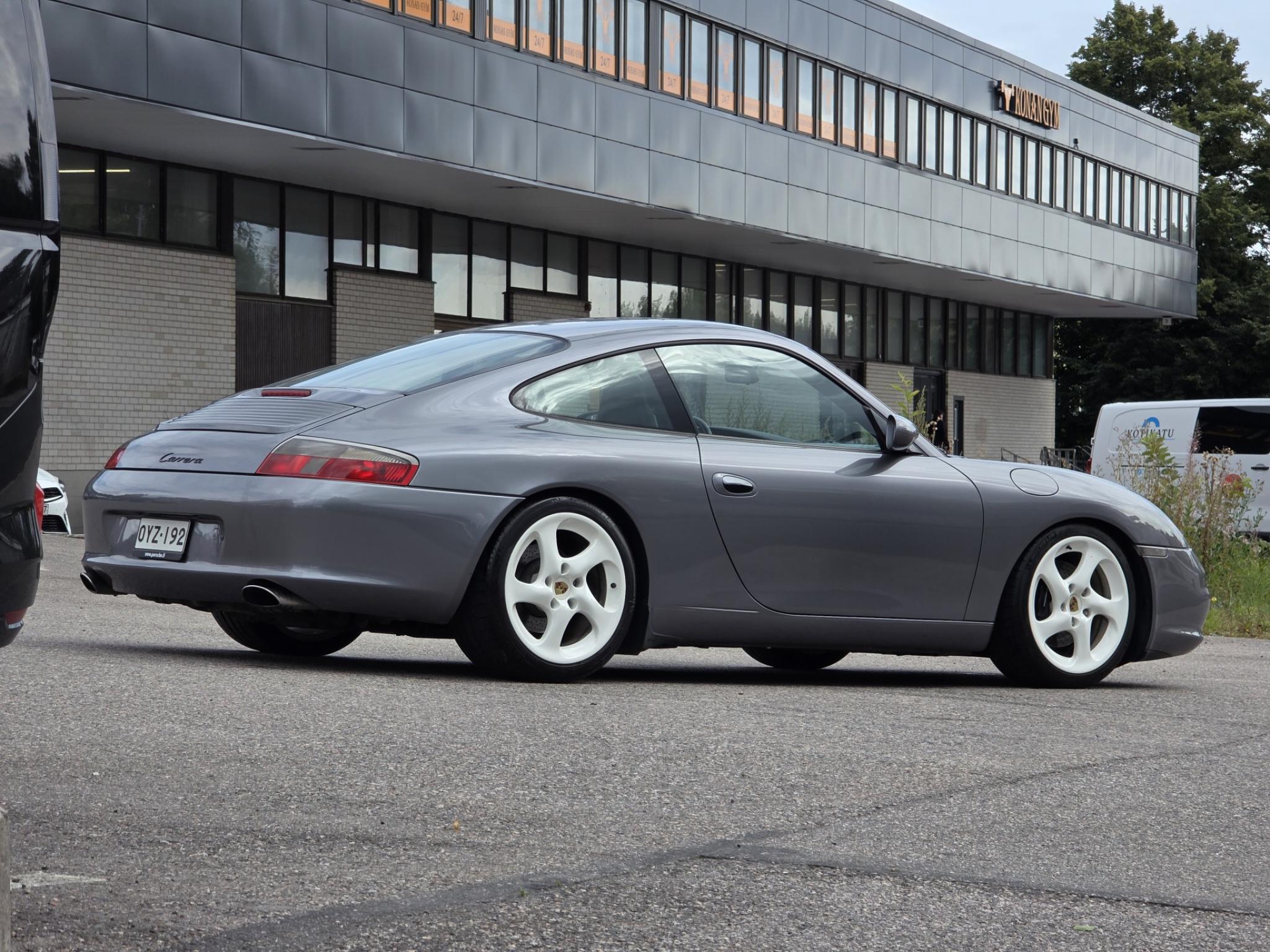 Harmaa Porsche 911 996.2 Carrera 2 Coupe Tiptronic
