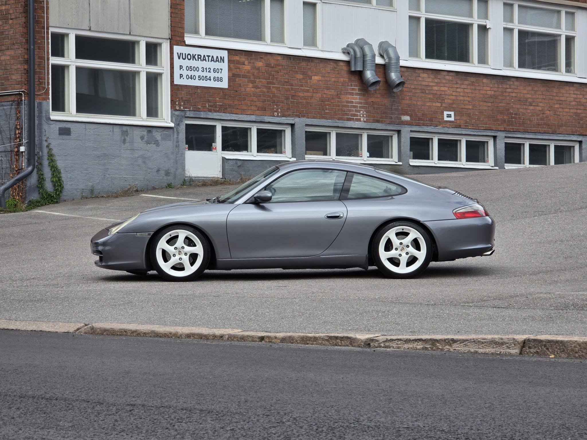 Harmaa Porsche 911 996.2 Carrera 2 Coupe Tiptronic