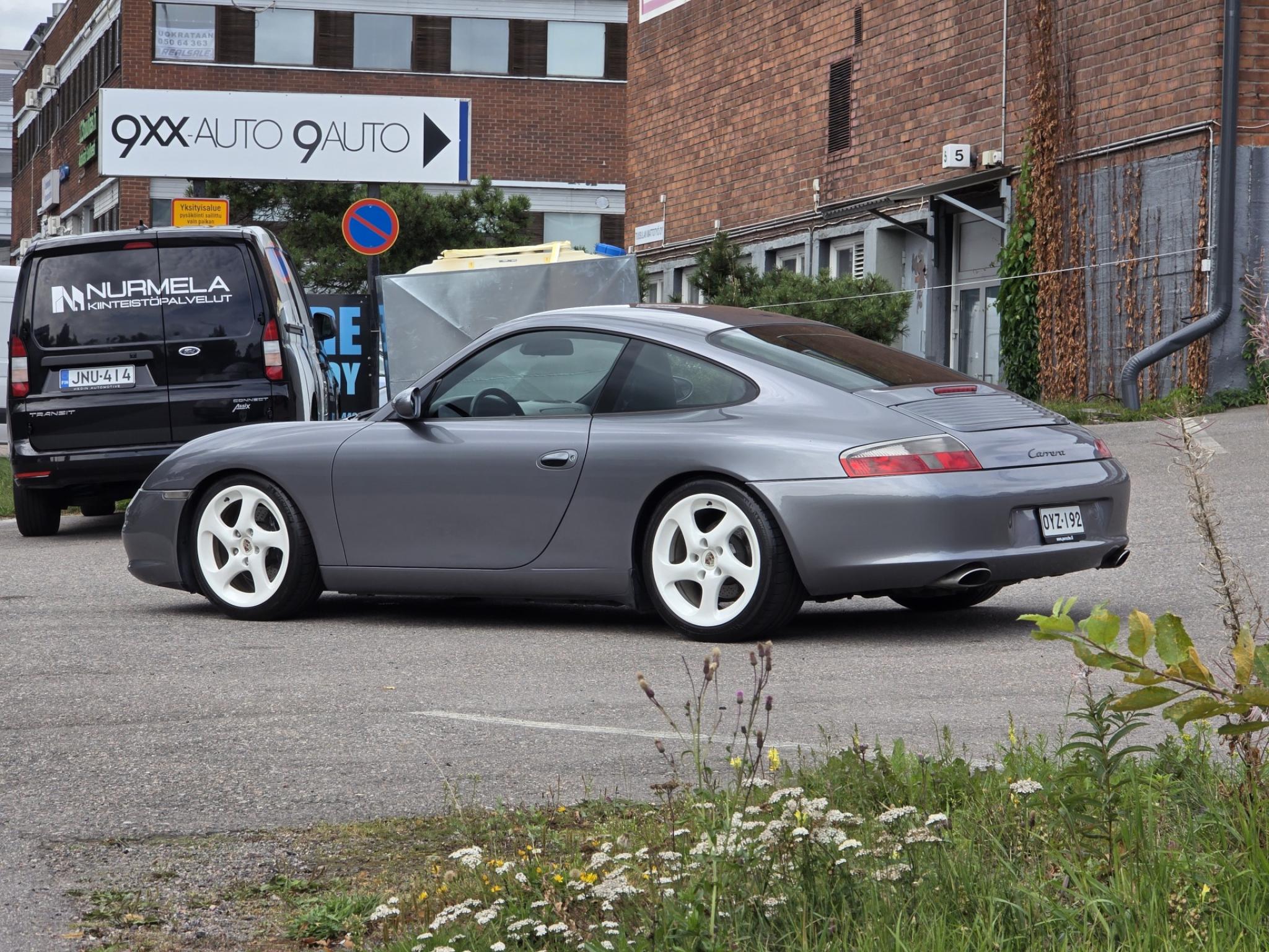 Harmaa Porsche 911 996.2 Carrera 2 Coupe Tiptronic