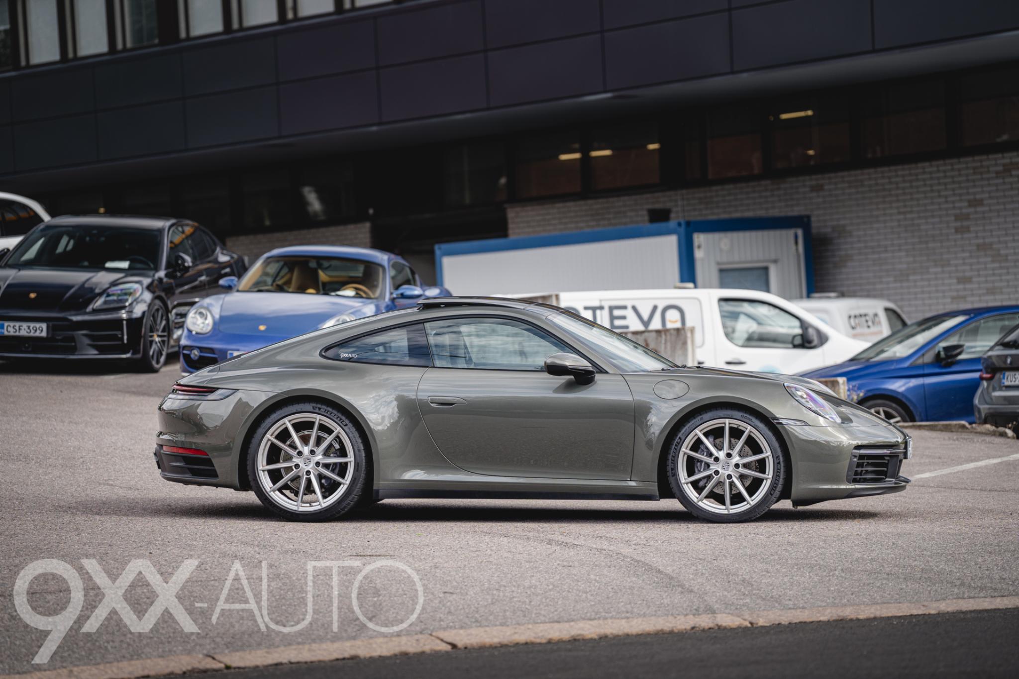 Vihreä Porsche 911 992 Carrera 2 PDK