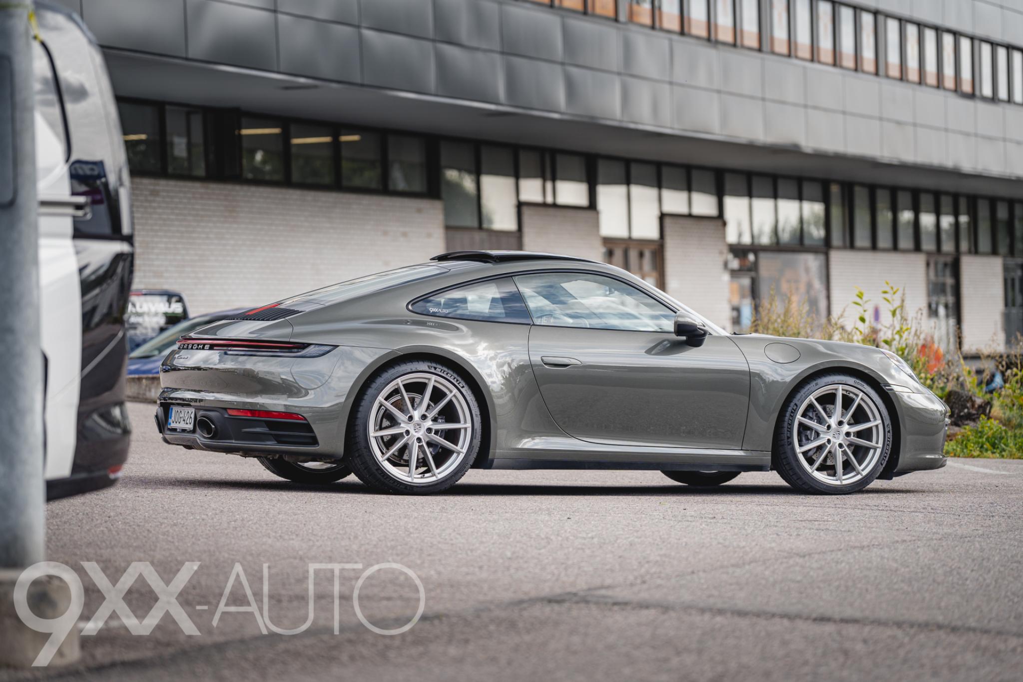Vihreä Porsche 911 992 Carrera 2 PDK