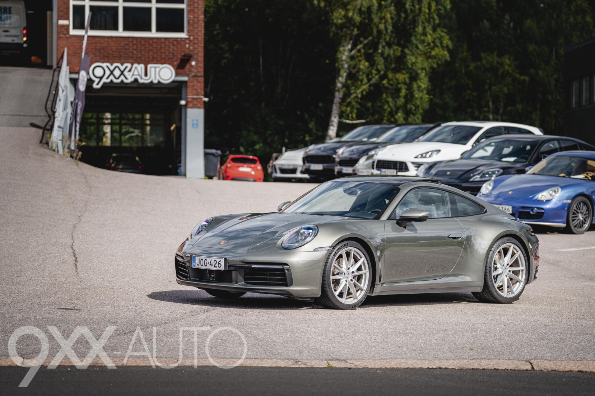 Vihreä Porsche 911 992 Carrera 2 PDK