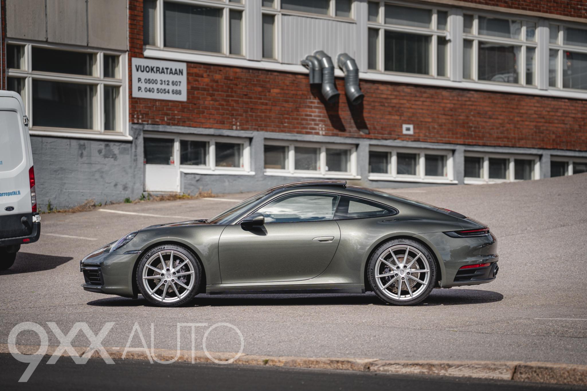 Vihreä Porsche 911 992 Carrera 2 PDK