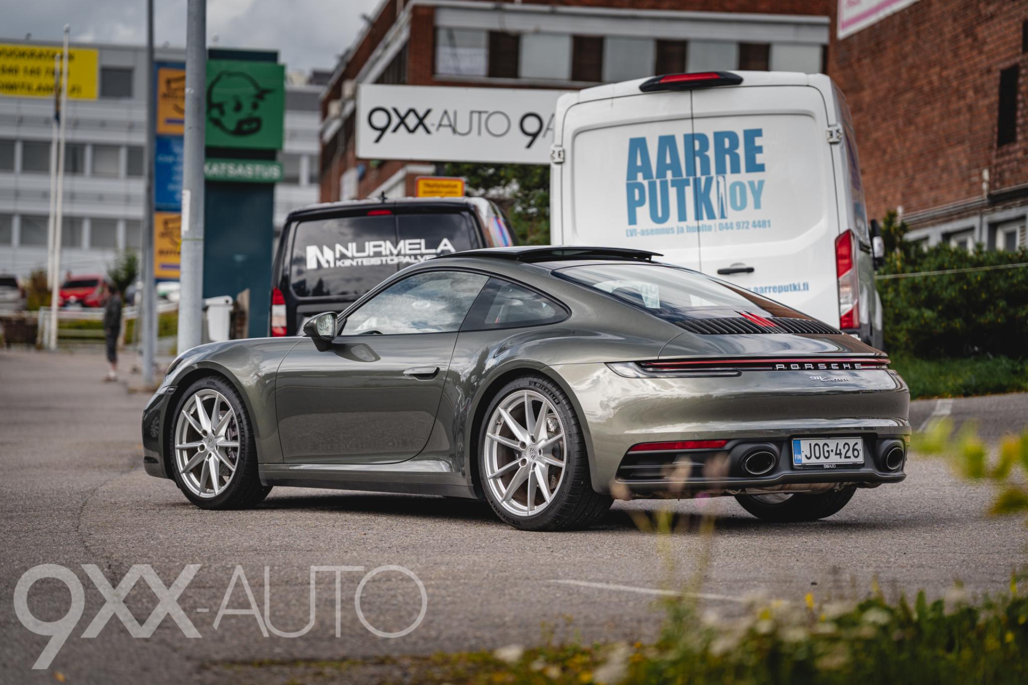 Vihreä Porsche 911 992 Carrera 2 PDK
