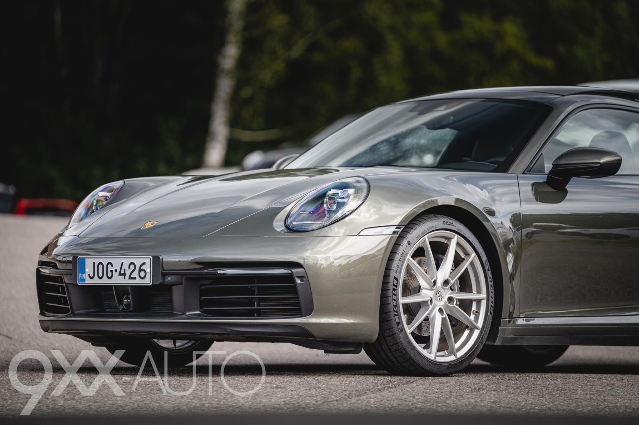 Vihreä Porsche 911 992 Carrera 2 PDK