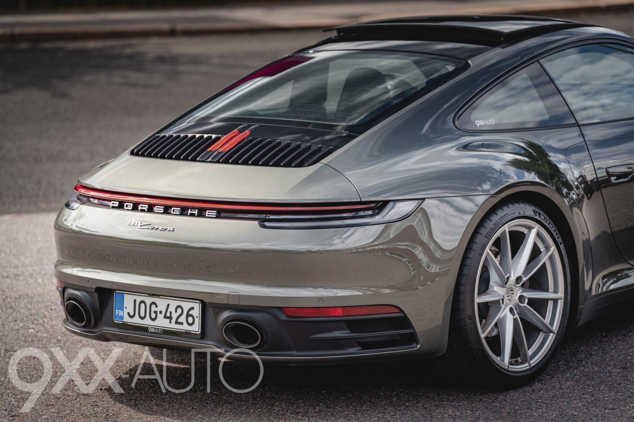 Vihreä Porsche 911 992 Carrera 2 PDK