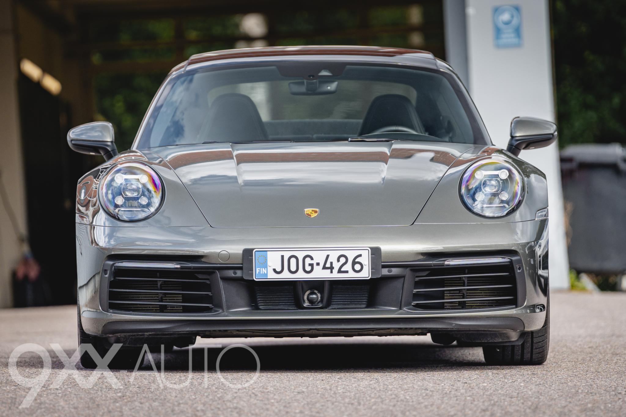 Vihreä Porsche 911 992 Carrera 2 PDK