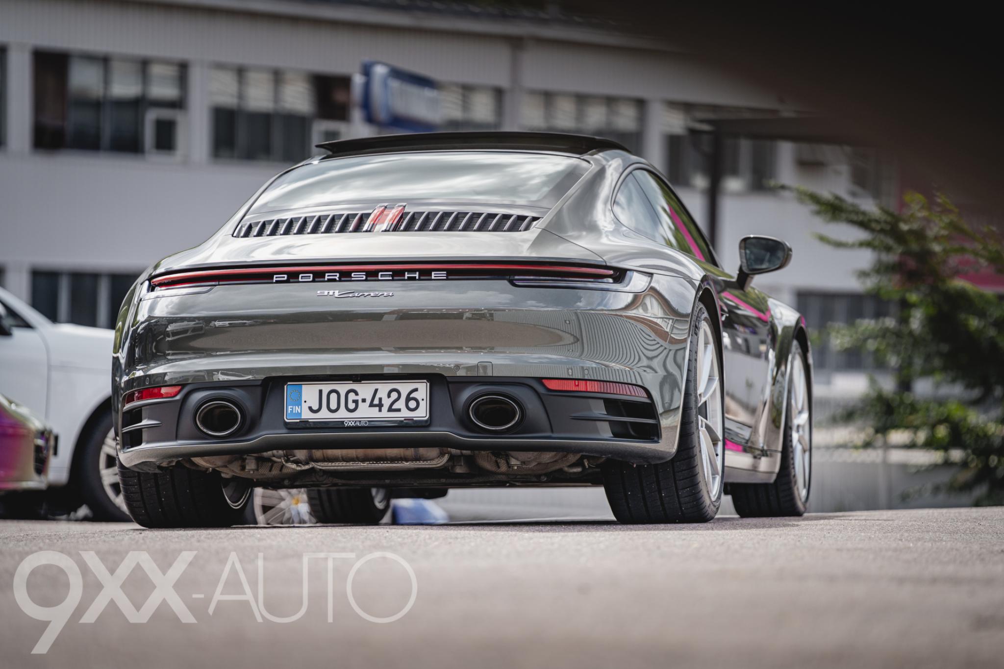 Vihreä Porsche 911 992 Carrera 2 PDK