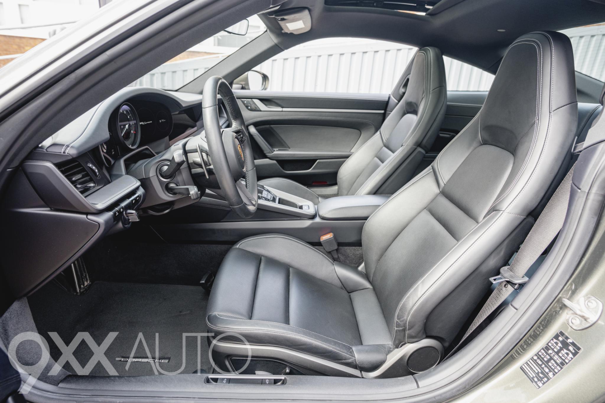 Vihreä Porsche 911 992 Carrera 2 PDK