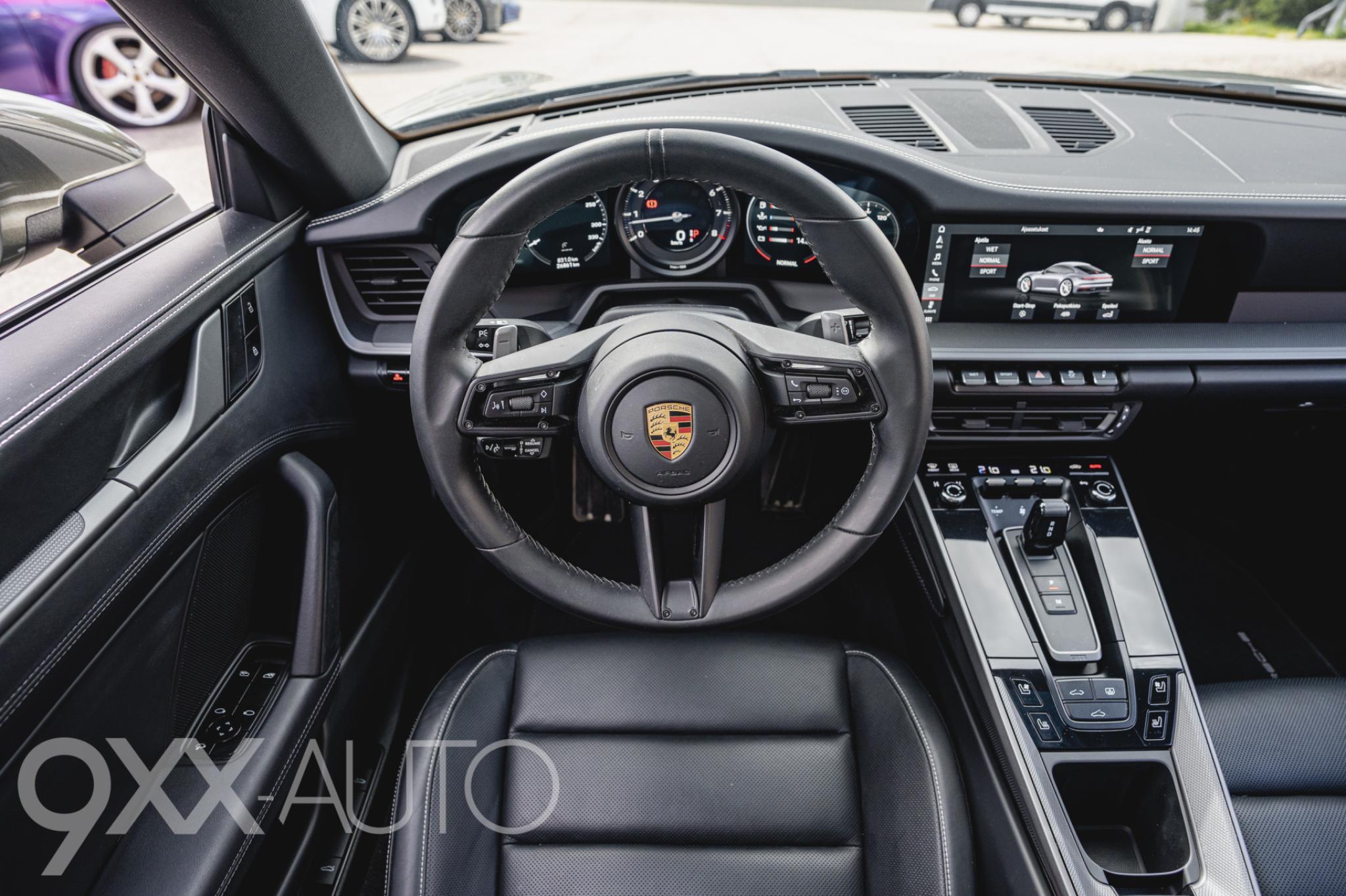 Vihreä Porsche 911 992 Carrera 2 PDK