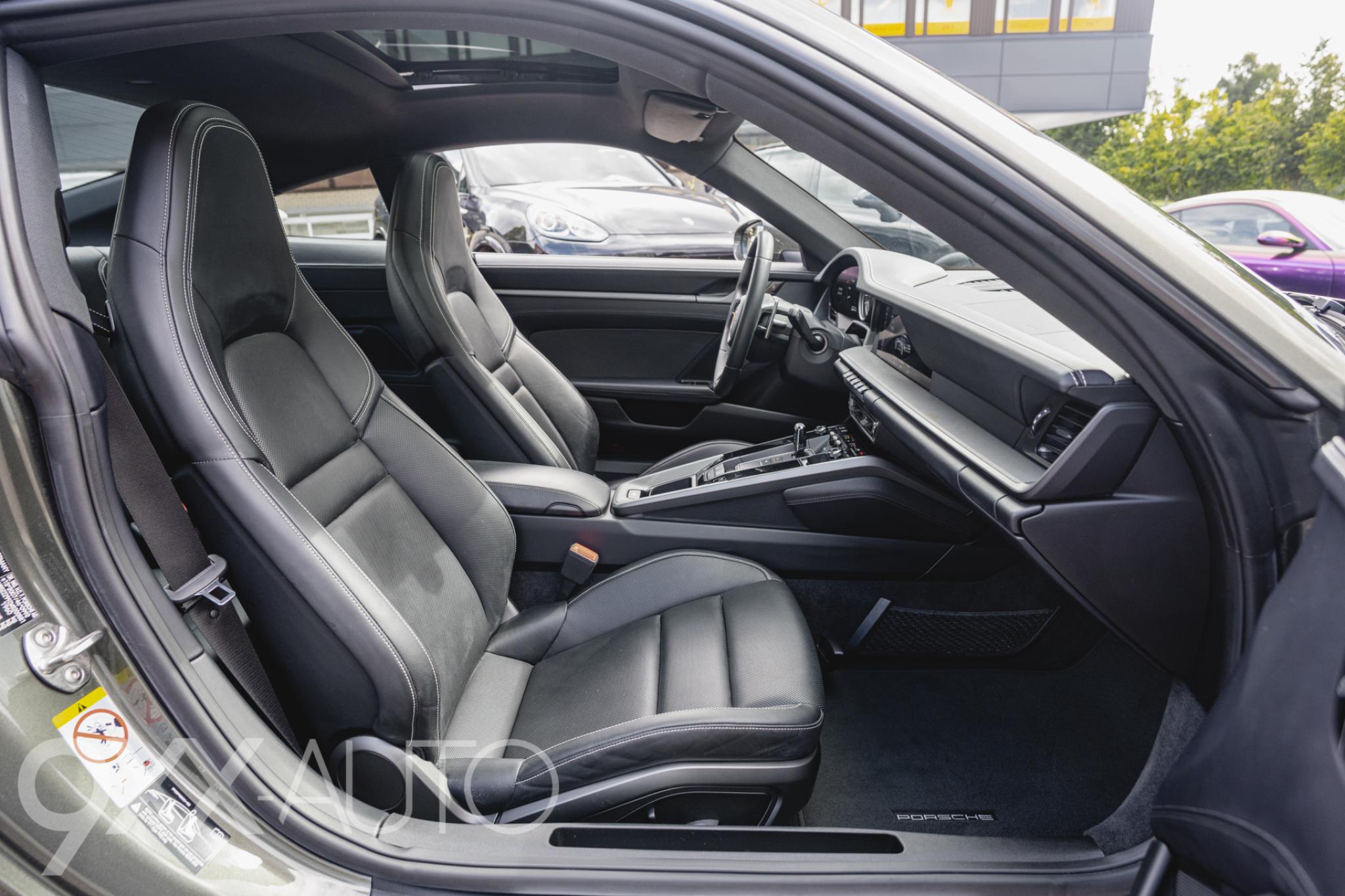 Vihreä Porsche 911 992 Carrera 2 PDK