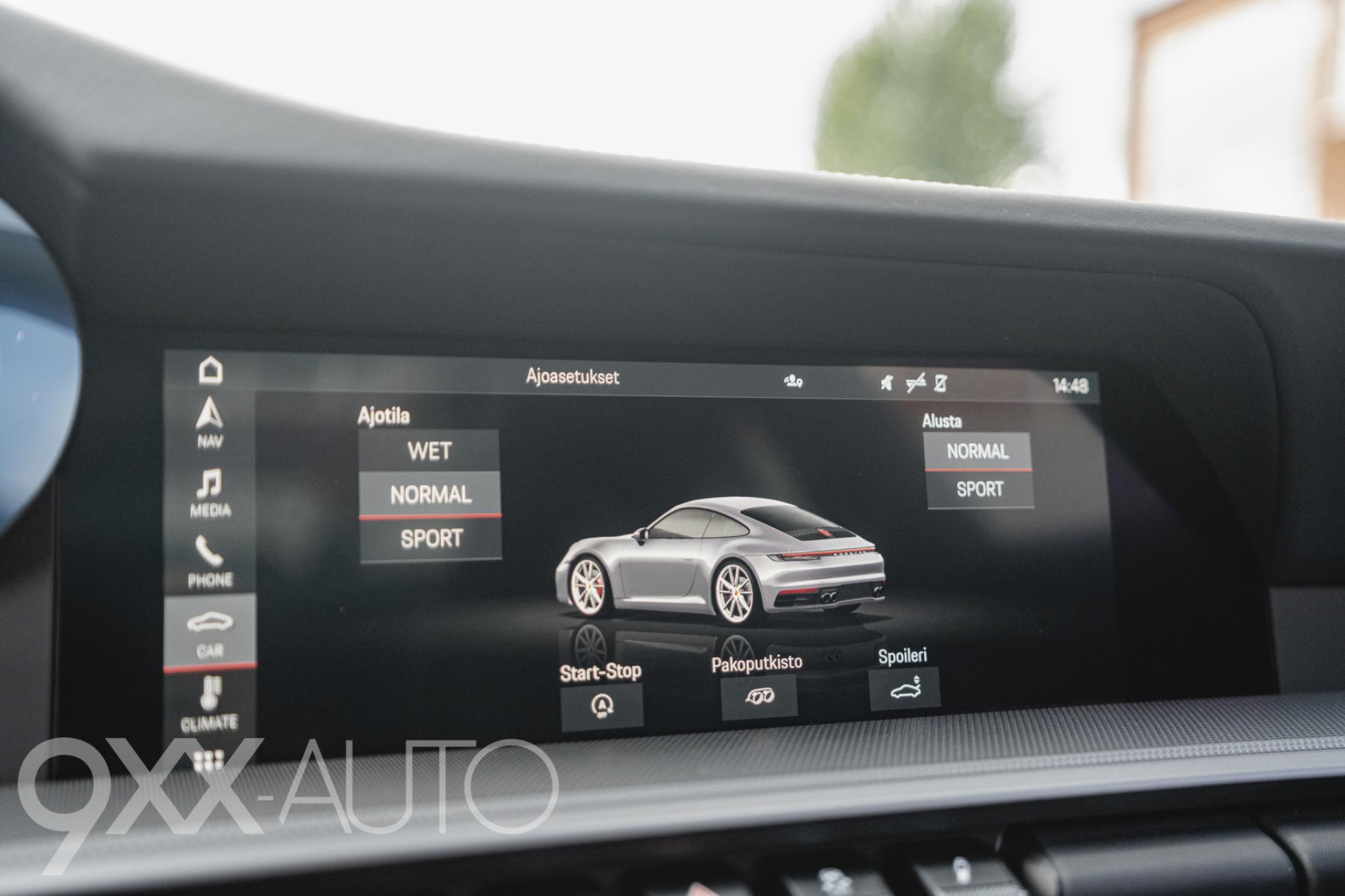 Vihreä Porsche 911 992 Carrera 2 PDK