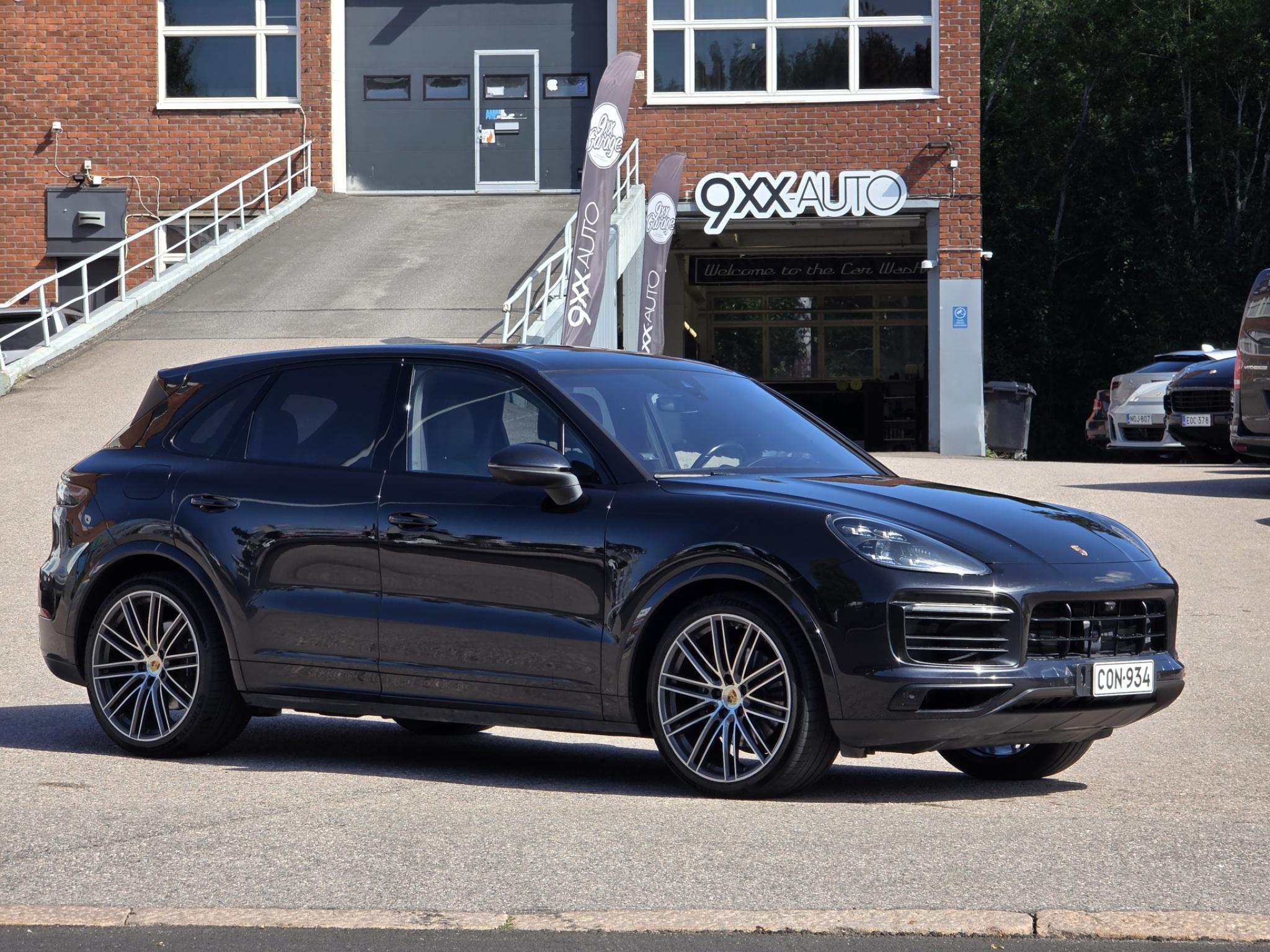 Musta Porsche Cayenne
