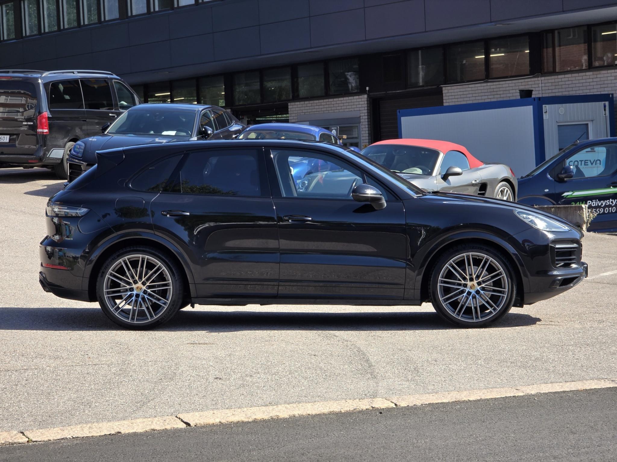 Musta Porsche Cayenne 3.0 V6 E-Hybrid 14,1kW *Huippuvarusteet!*