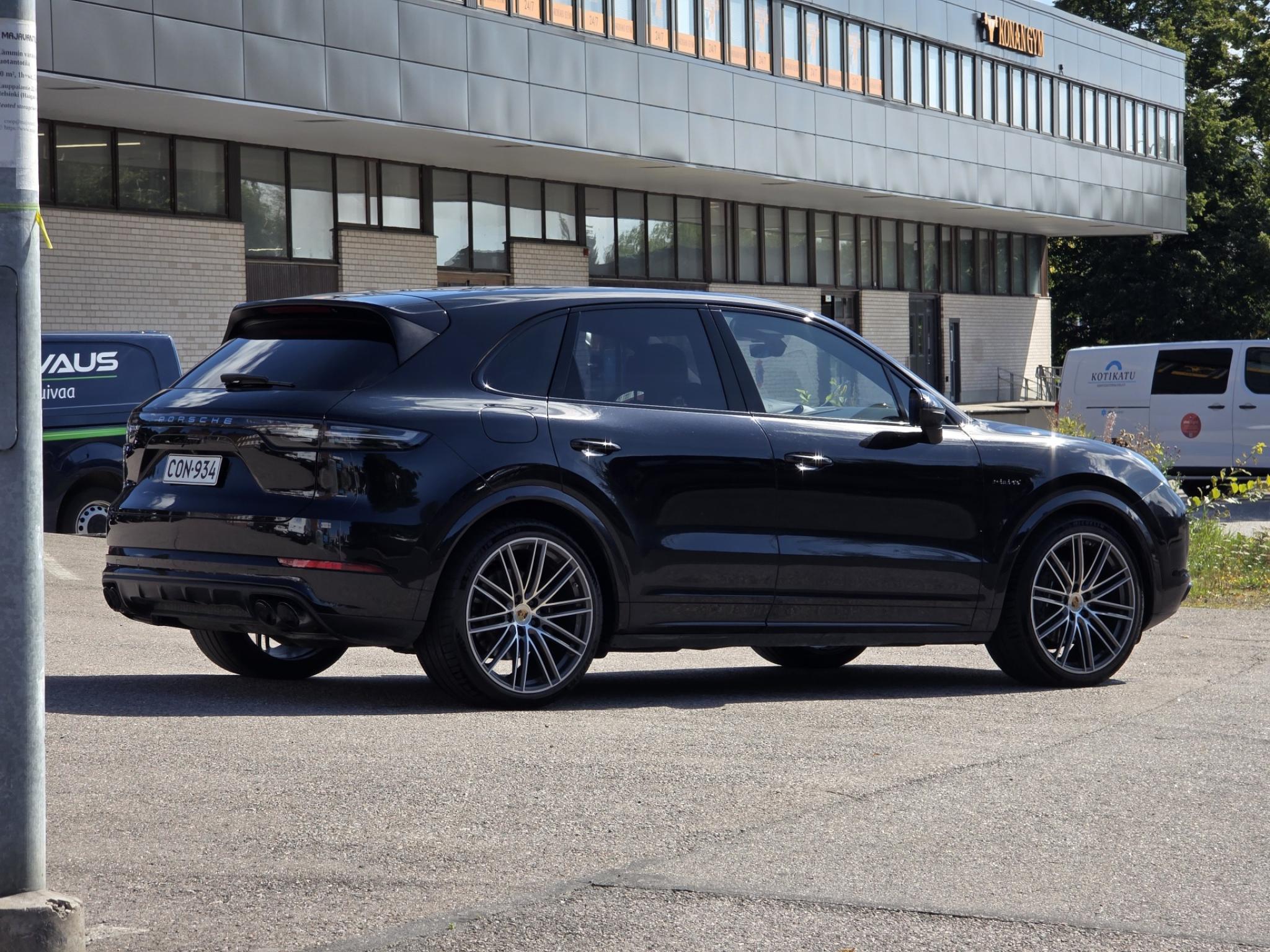 Musta Porsche Cayenne 3.0 V6 E-Hybrid 14,1kW *Huippuvarusteet!*