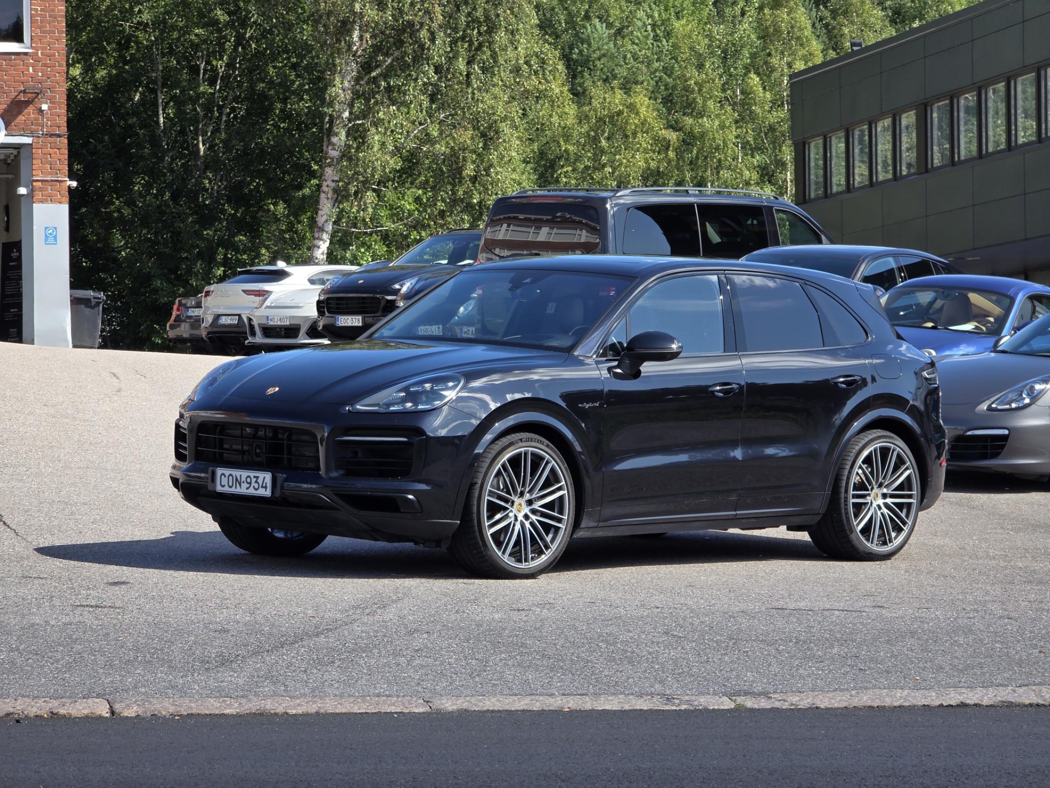 Musta Porsche Cayenne 3.0 V6 E-Hybrid 14,1kW *Huippuvarusteet!*