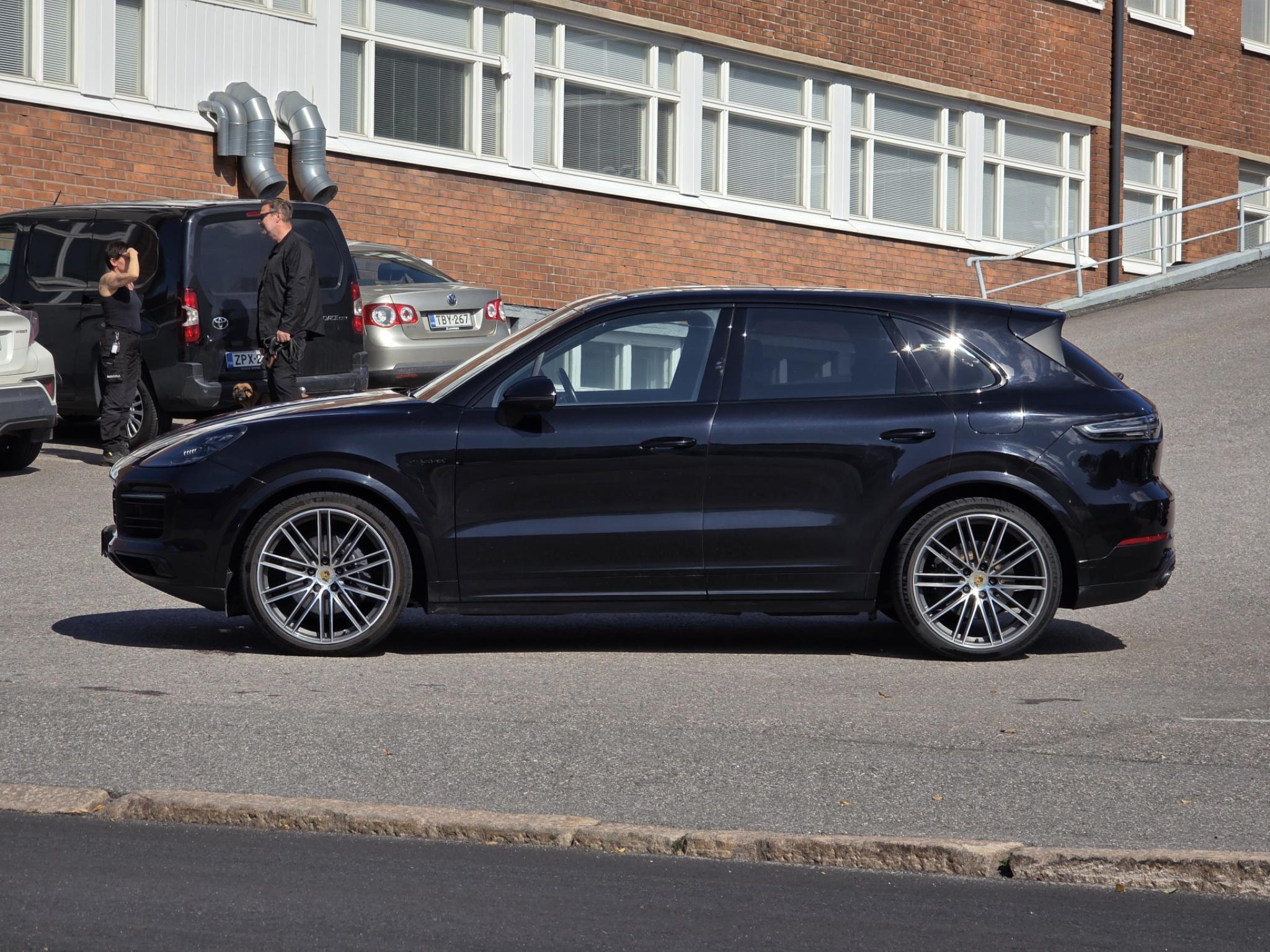 Musta Porsche Cayenne 3.0 V6 E-Hybrid 14,1kW *Huippuvarusteet!*