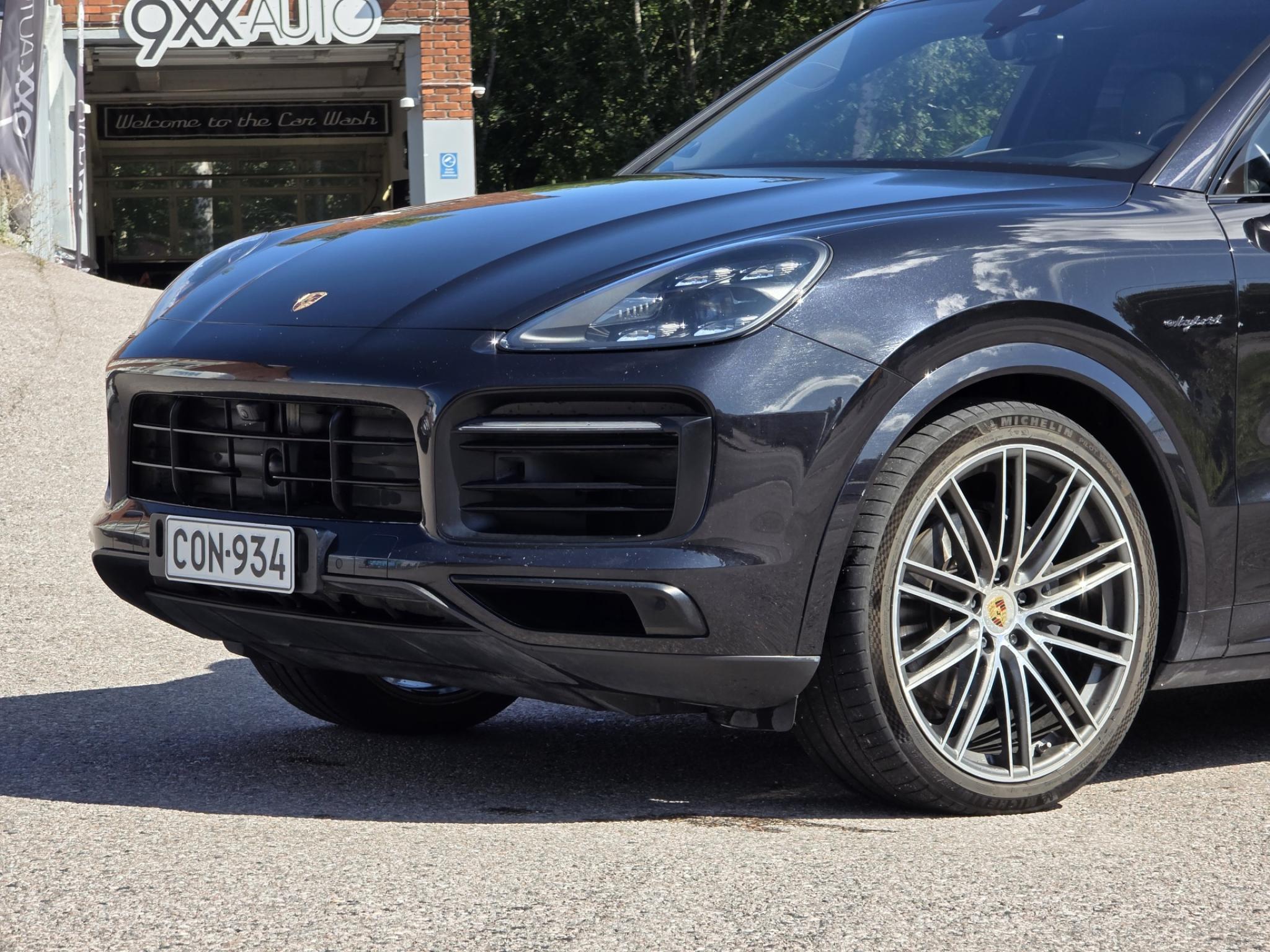 Musta Porsche Cayenne 3.0 V6 E-Hybrid 14,1kW *Huippuvarusteet!*