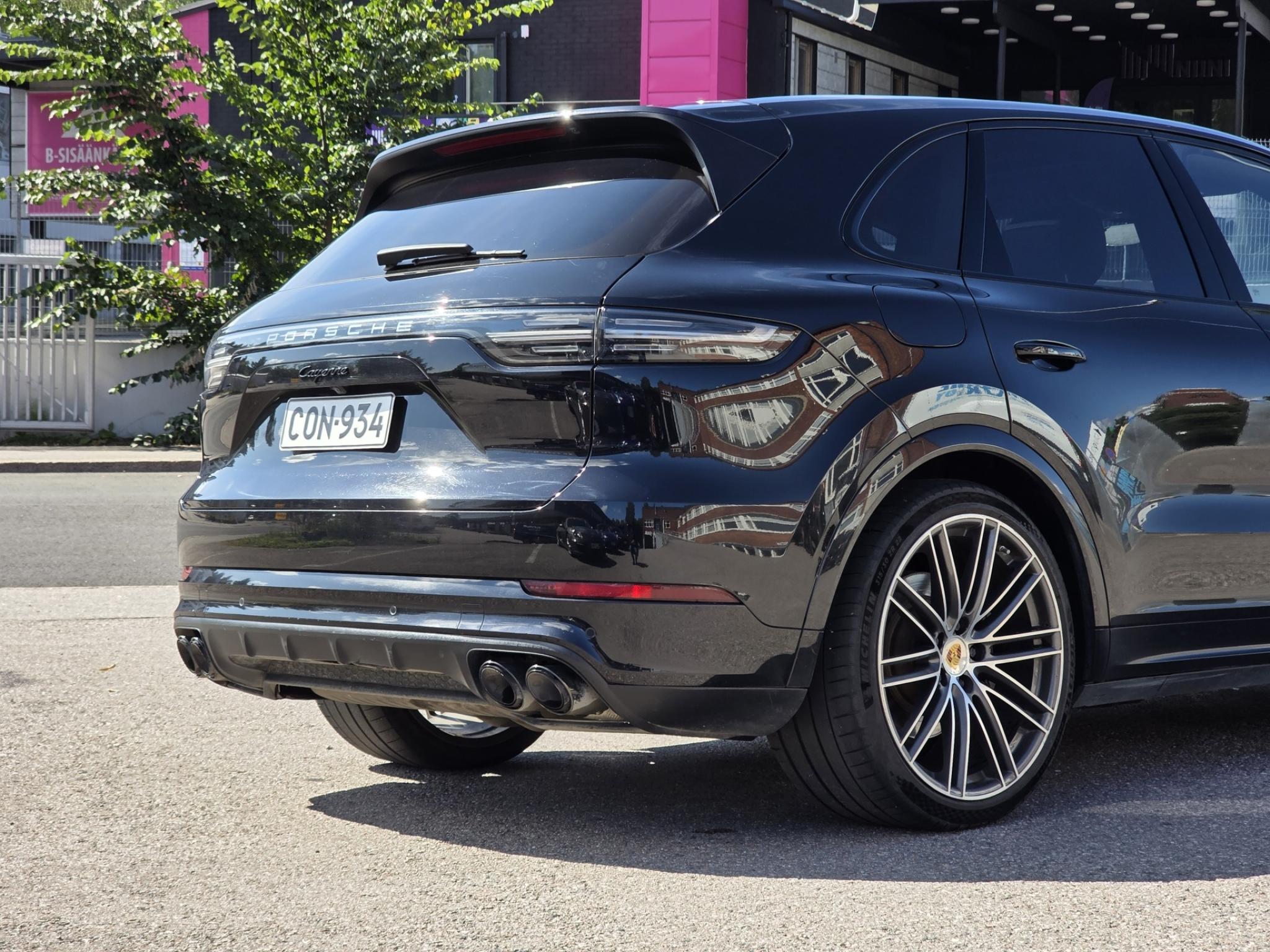 Musta Porsche Cayenne 3.0 V6 E-Hybrid 14,1kW *Huippuvarusteet!*