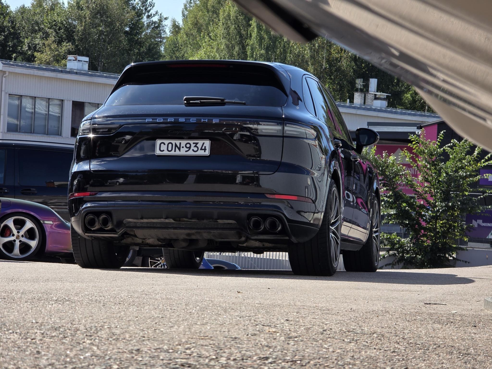 Musta Porsche Cayenne 3.0 V6 E-Hybrid 14,1kW *Huippuvarusteet!*