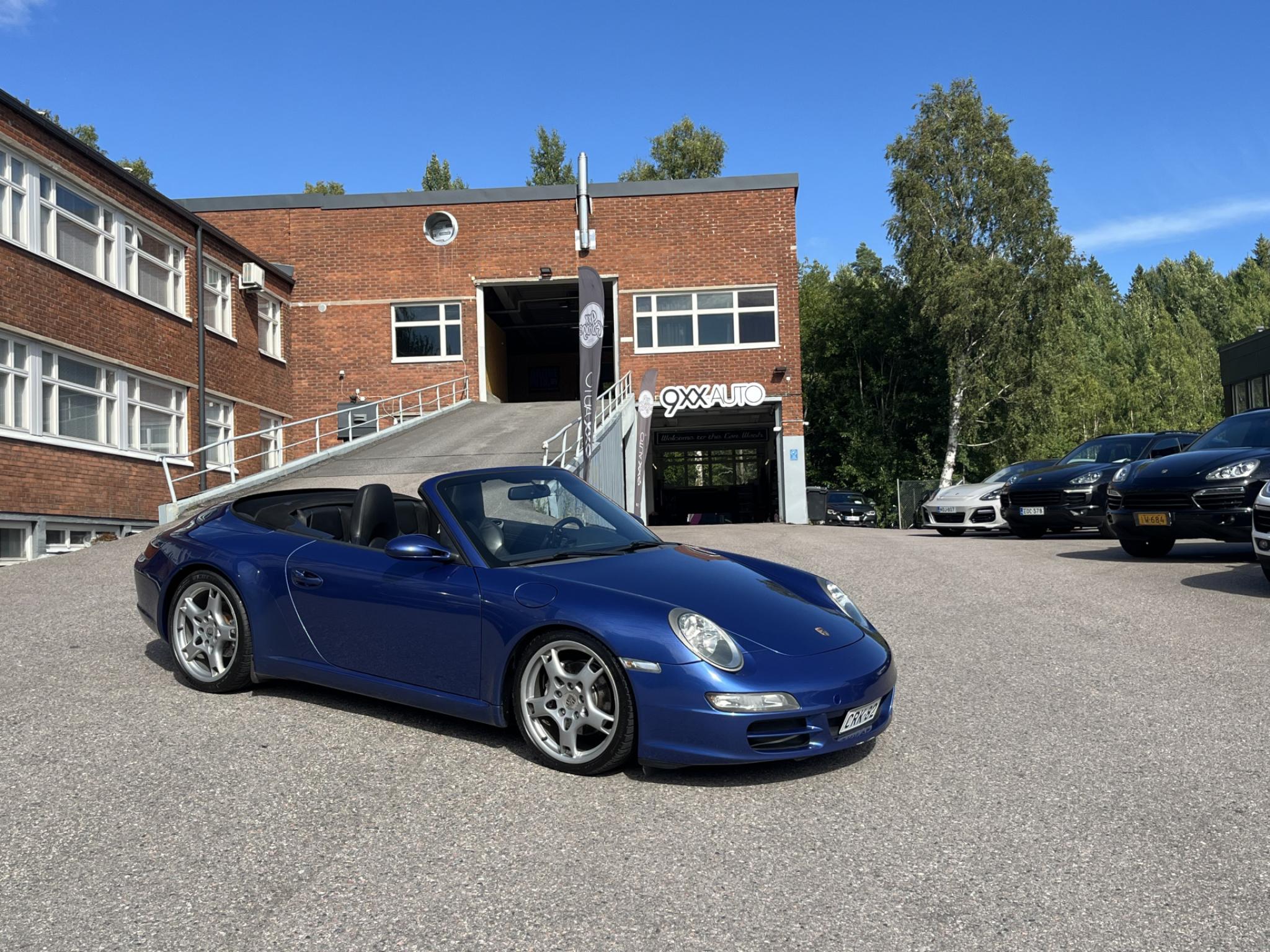 Sininen Porsche 911 Cabriolet 3.6 997.1