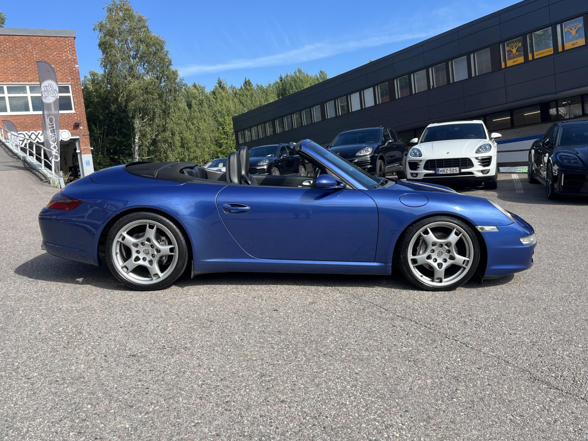 Sininen Porsche 911 Cabriolet 3.6 997.1