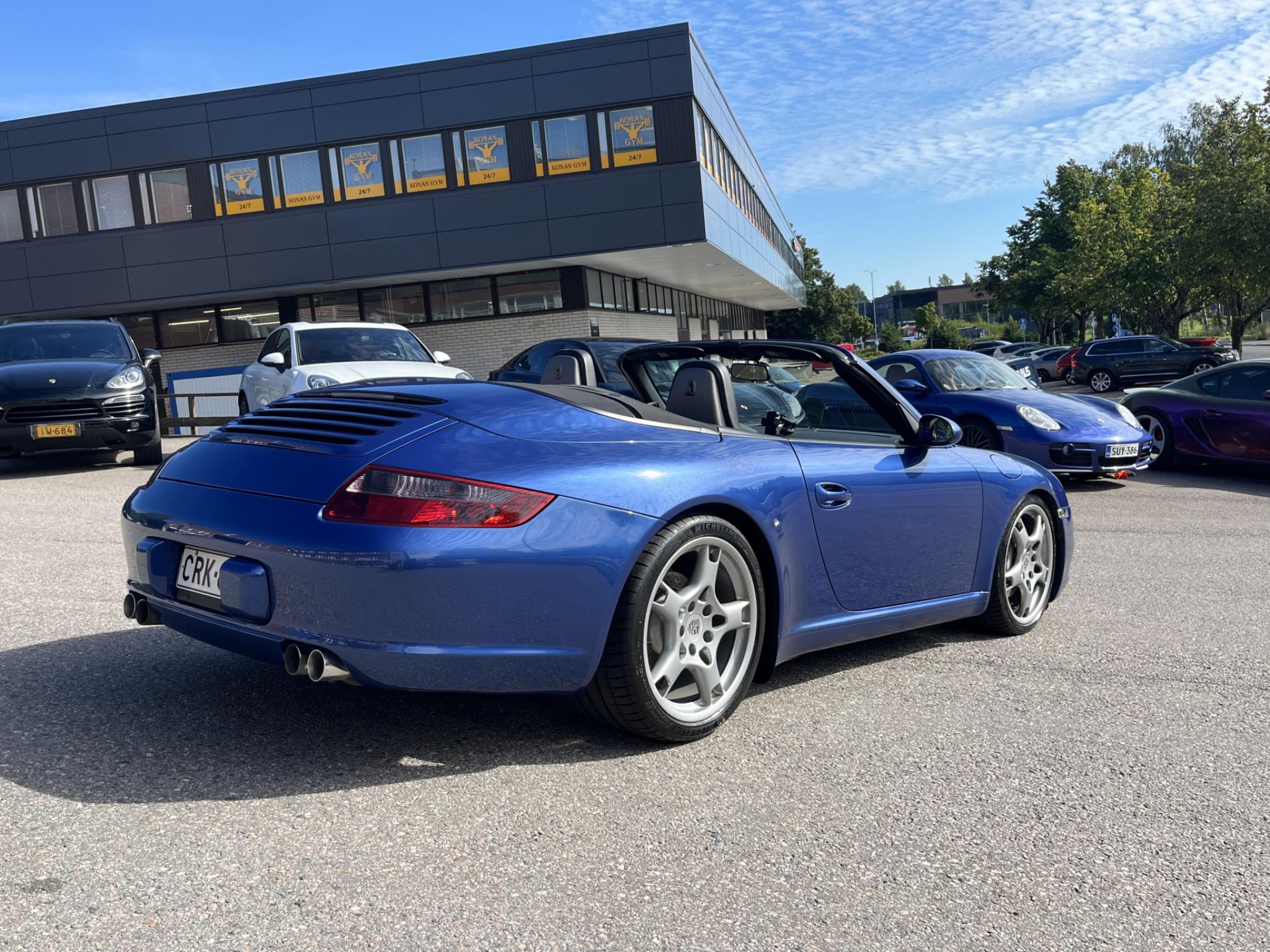 Sininen Porsche 911 Cabriolet 3.6 997.1