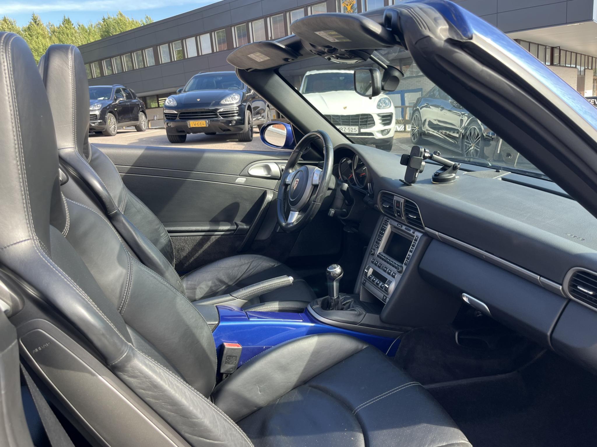 Sininen Porsche 911 Cabriolet 3.6 997.1