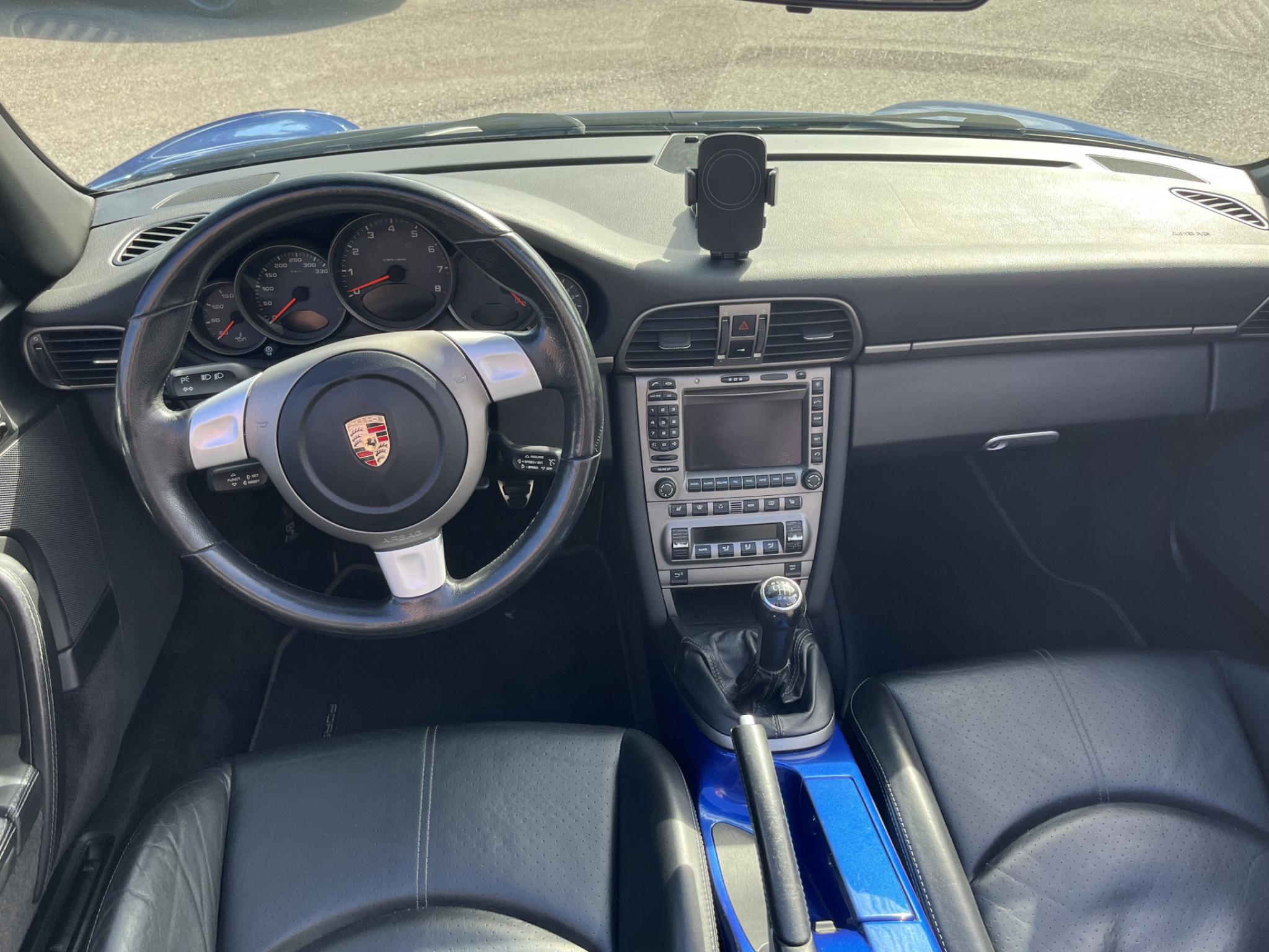 Sininen Porsche 911 Cabriolet 3.6 997.1