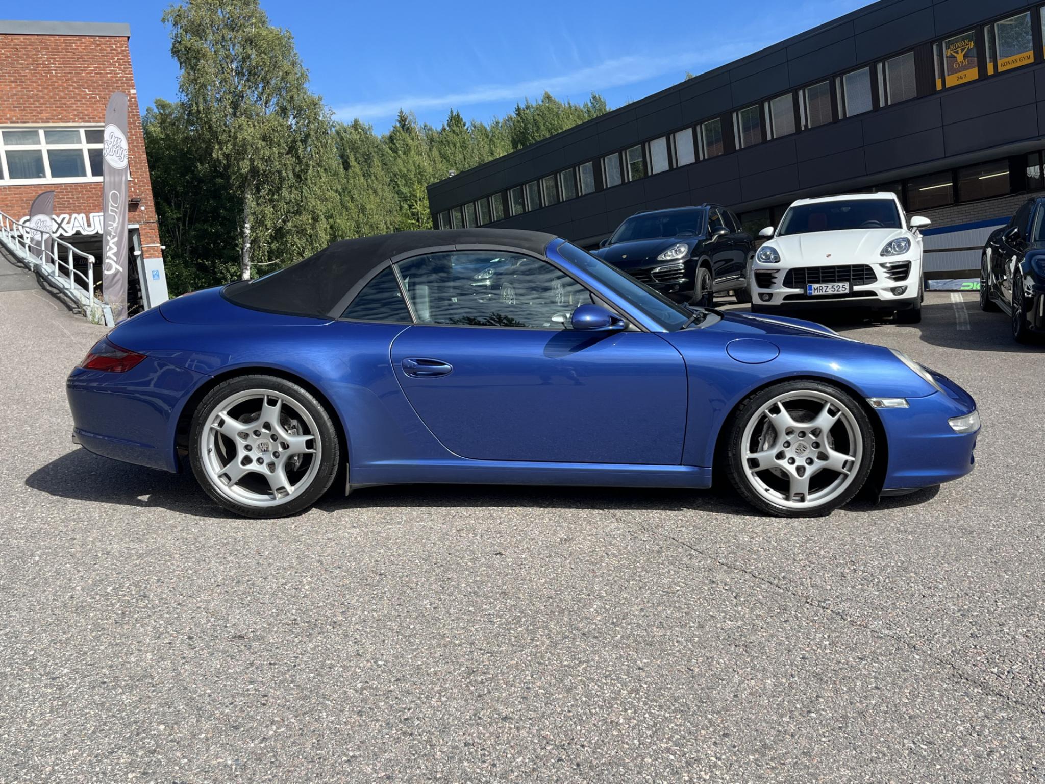Sininen Porsche 911 Cabriolet 3.6 997.1