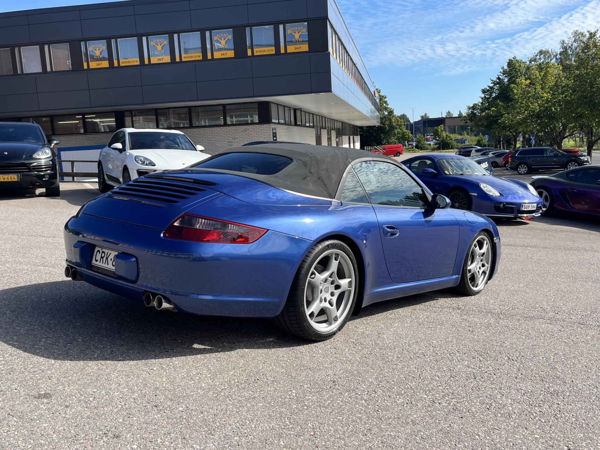 Sininen Porsche 911 Cabriolet 3.6 997.1