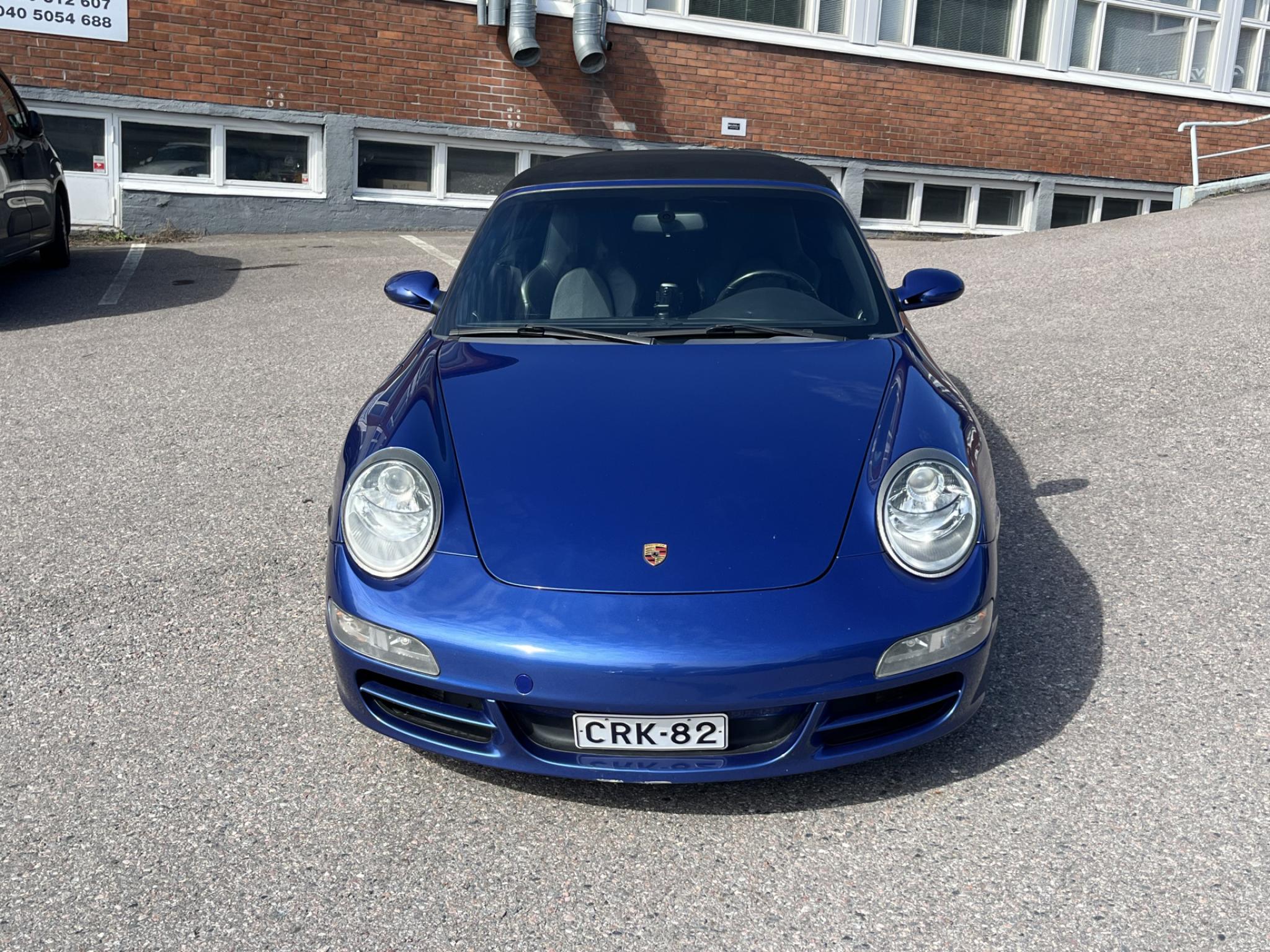 Sininen Porsche 911 Cabriolet 3.6 997.1