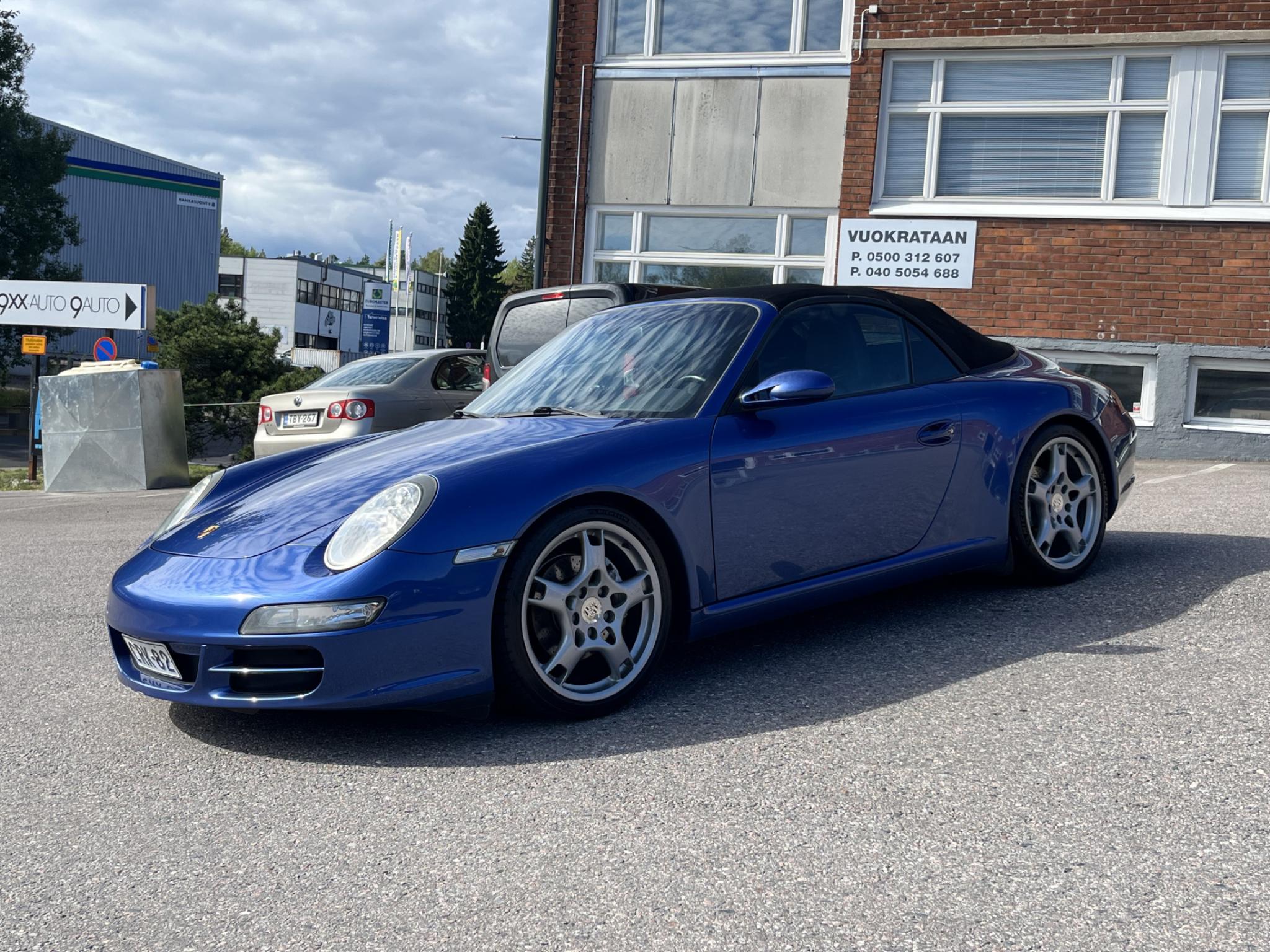 Sininen Porsche 911 Cabriolet 3.6 997.1