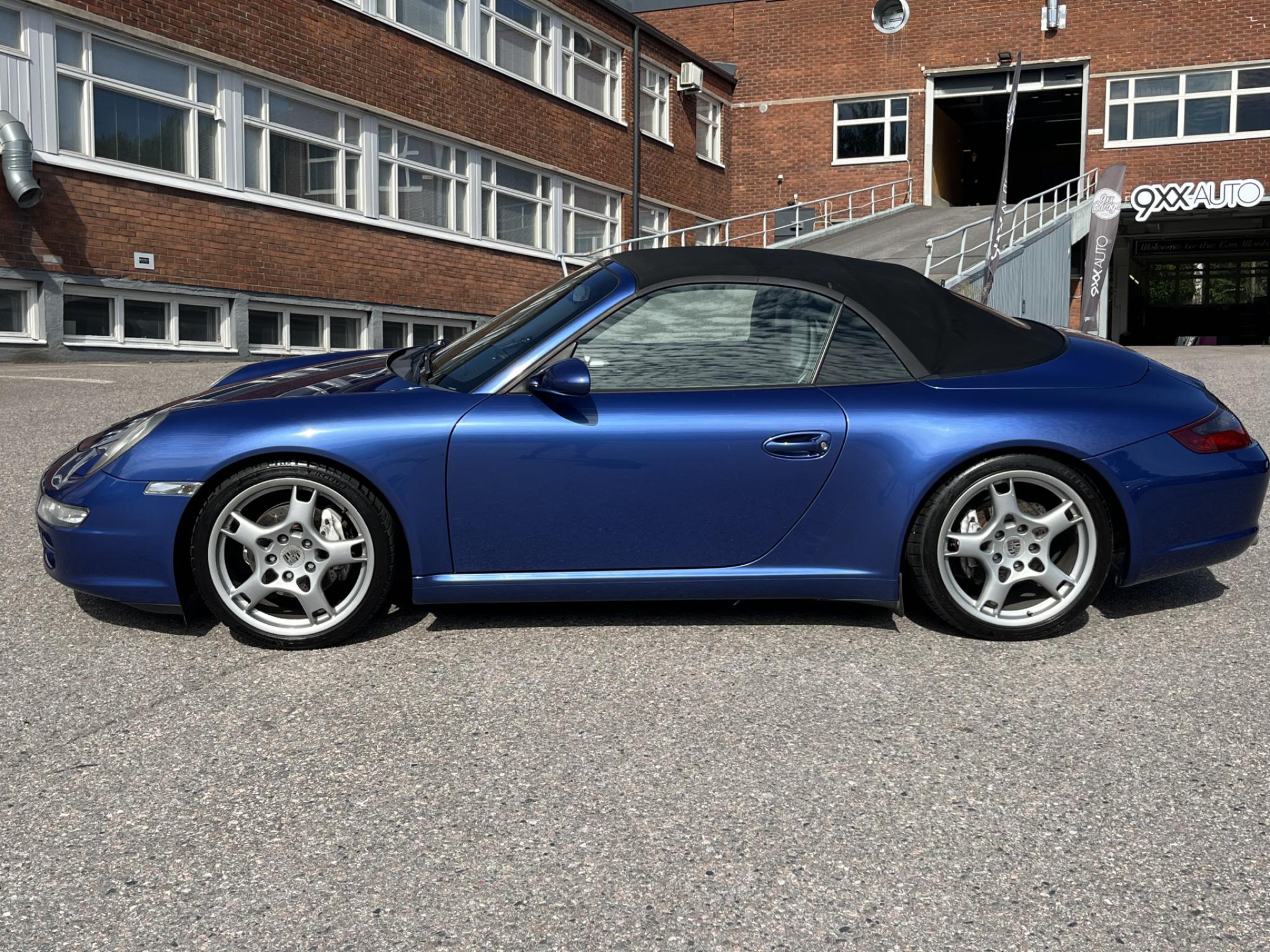 Sininen Porsche 911 Cabriolet 3.6 997.1