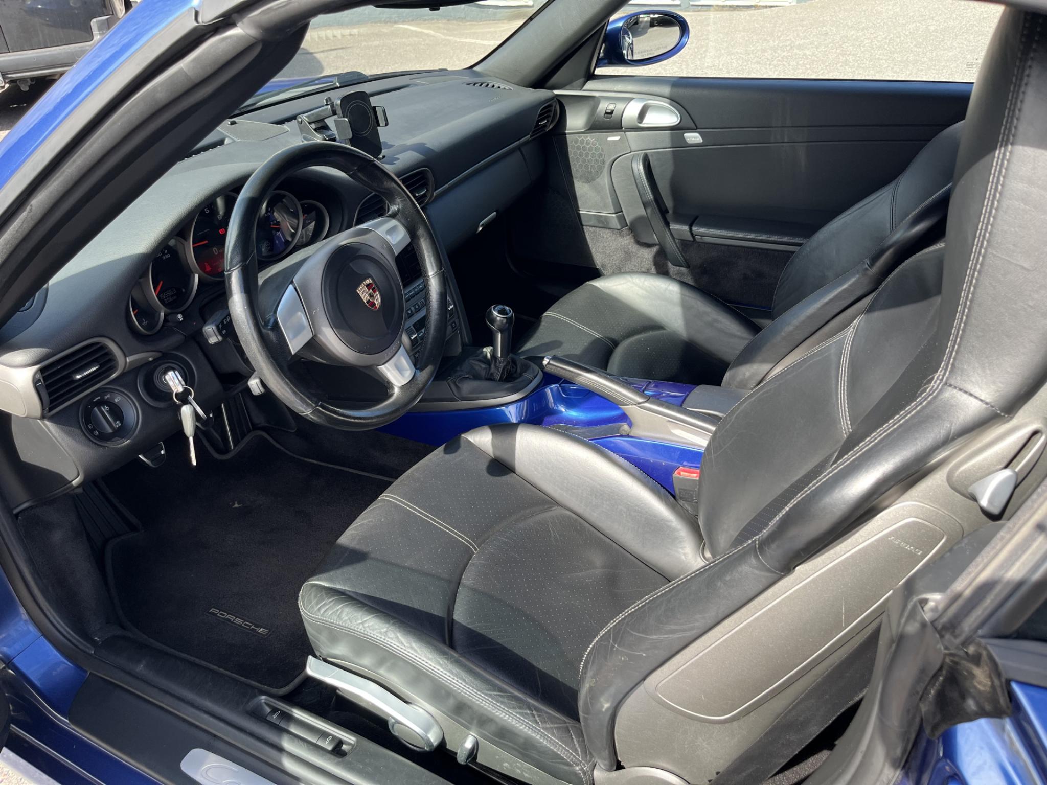 Sininen Porsche 911 Cabriolet 3.6 997.1
