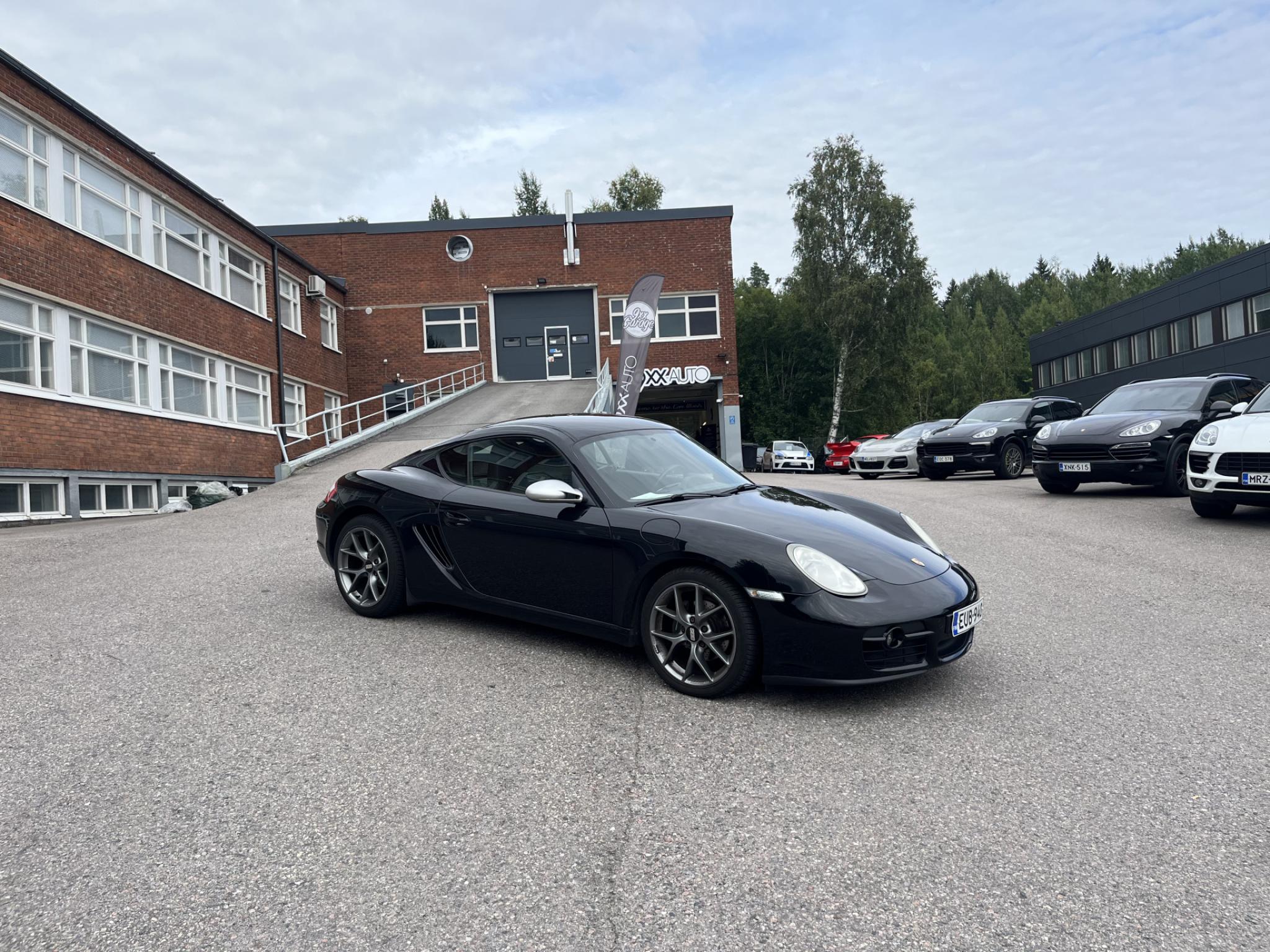 Musta Porsche Cayman