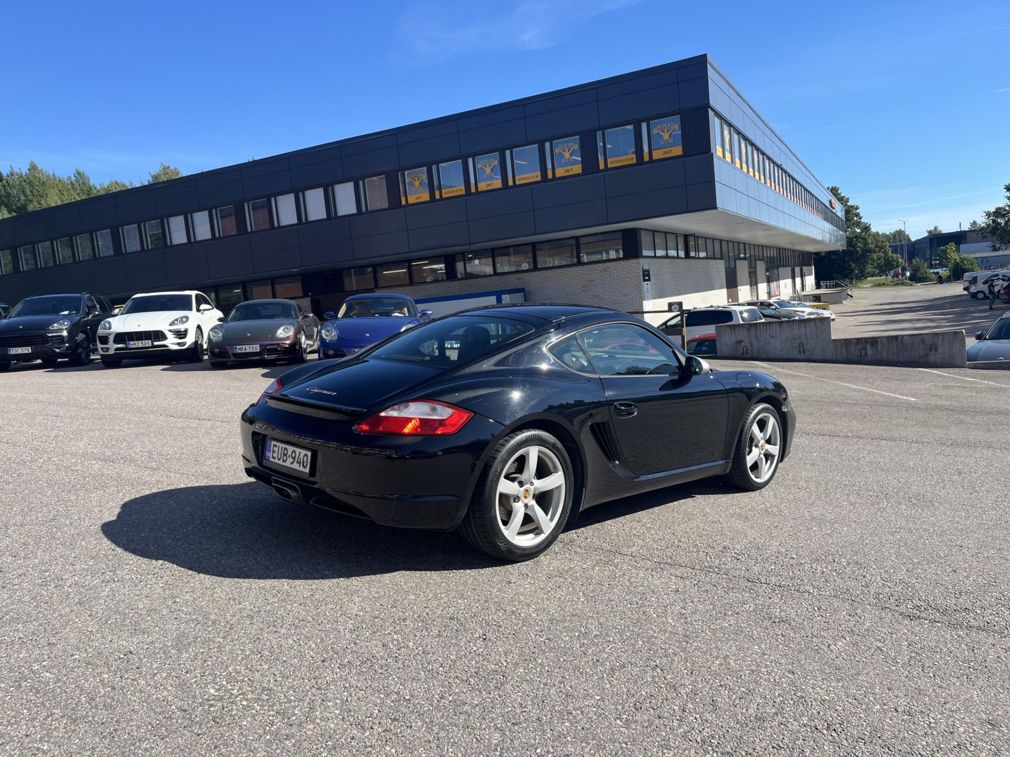 Musta Porsche Cayman 
