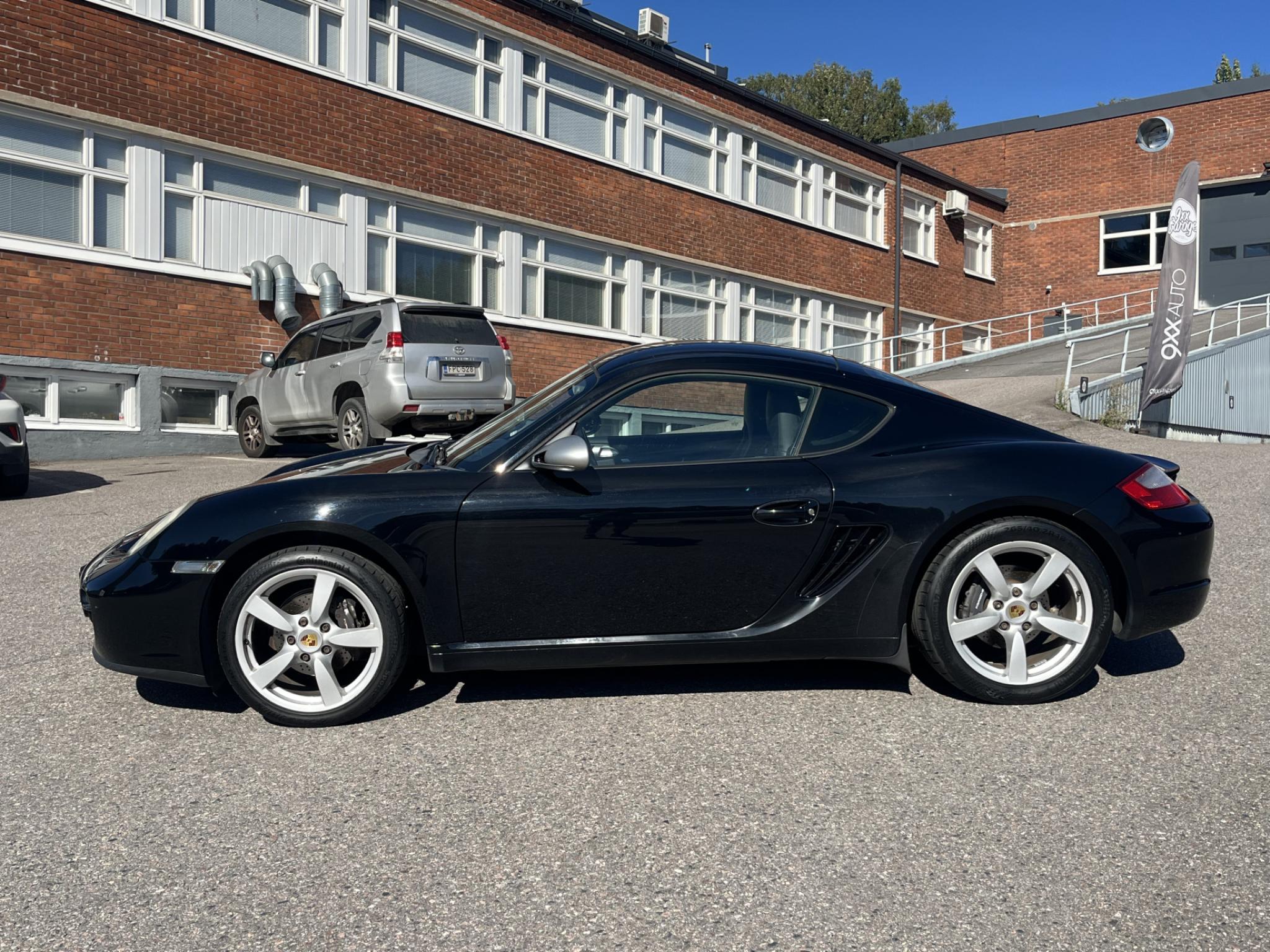 Musta Porsche Cayman 