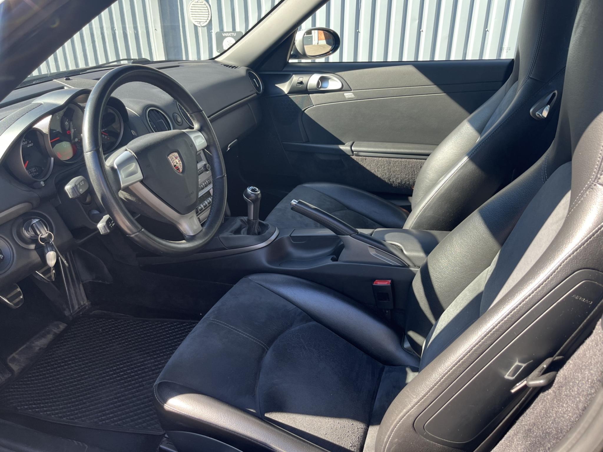 Musta Porsche Cayman 