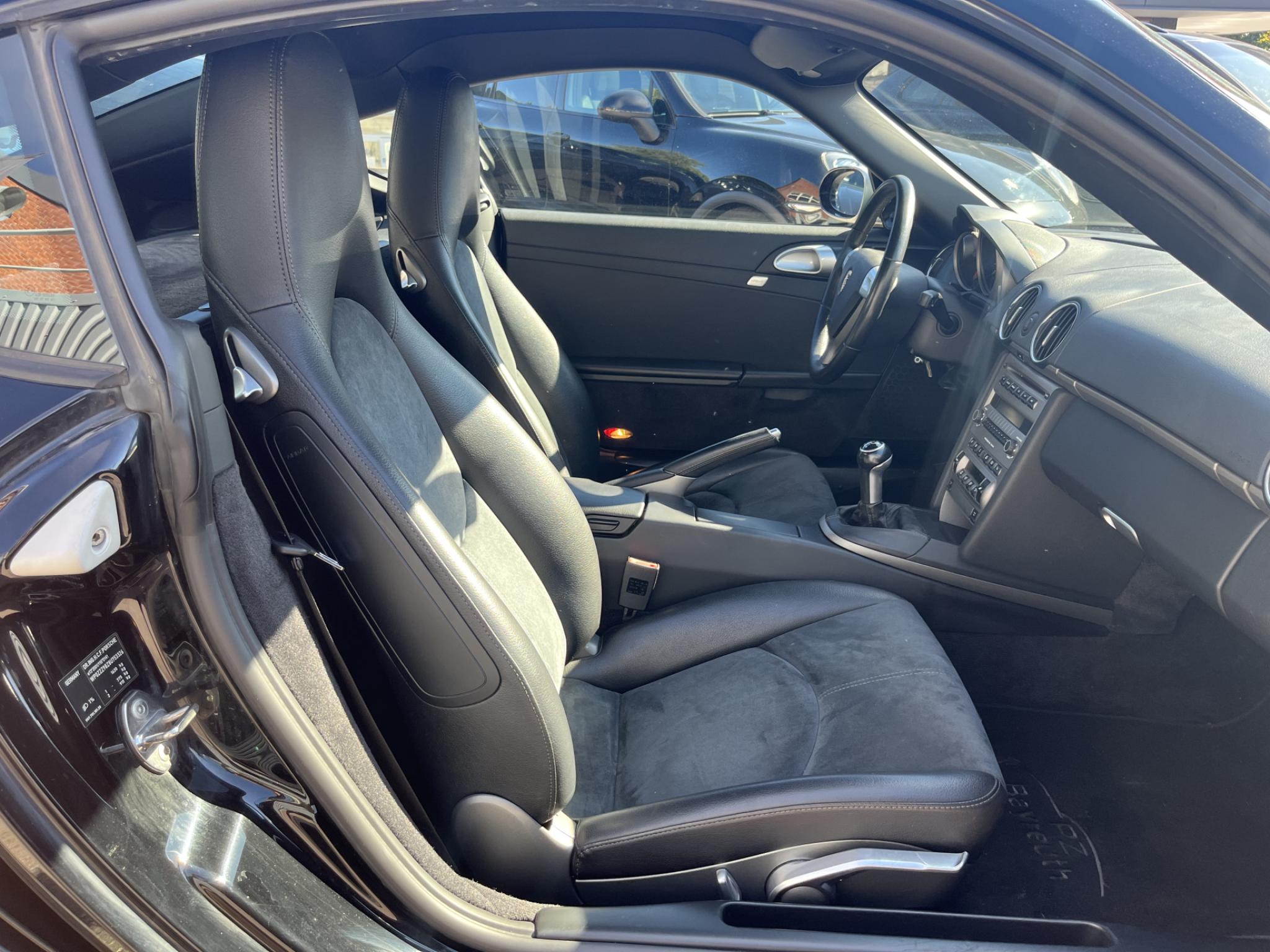 Musta Porsche Cayman 
