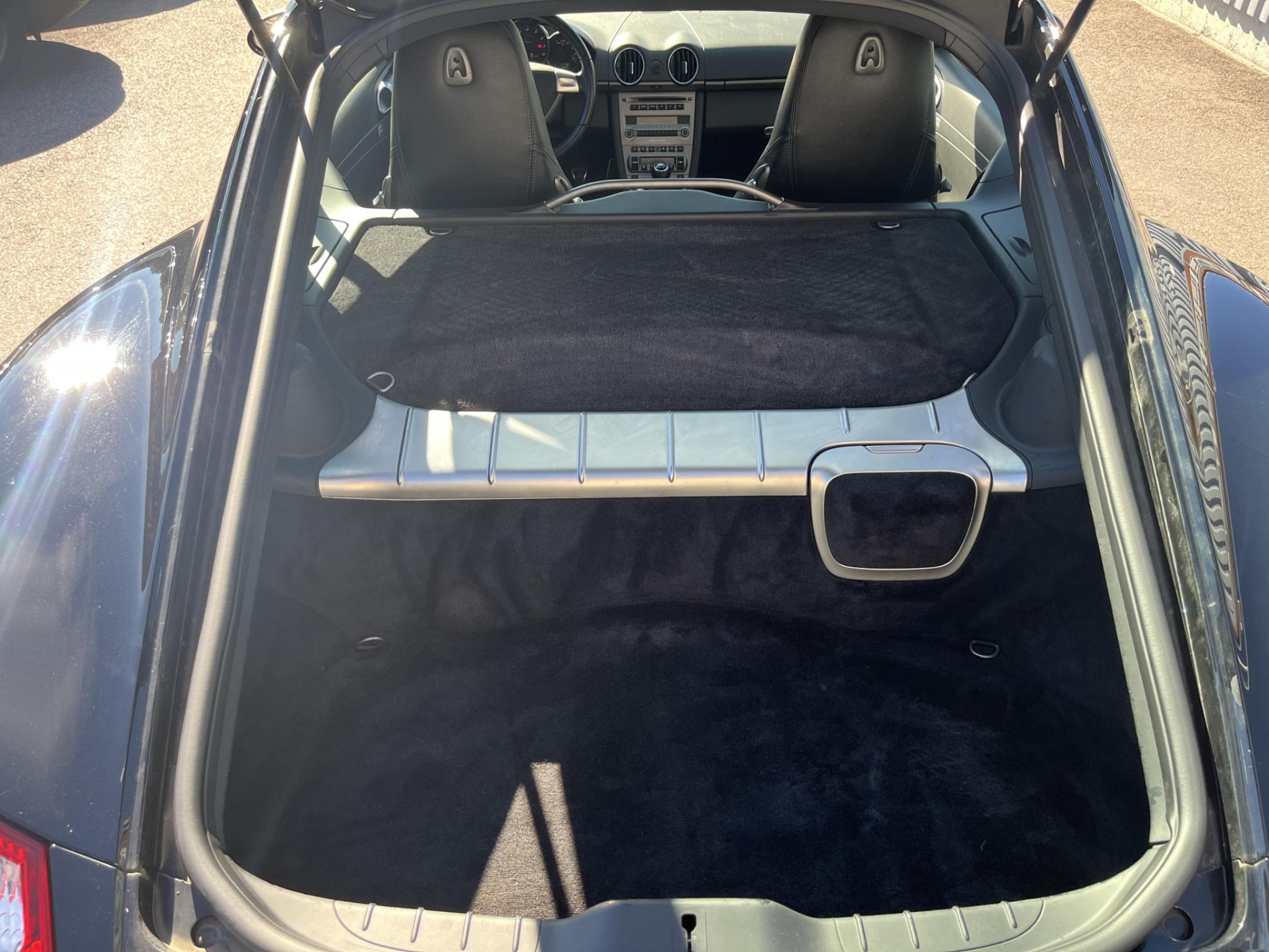 Musta Porsche Cayman 