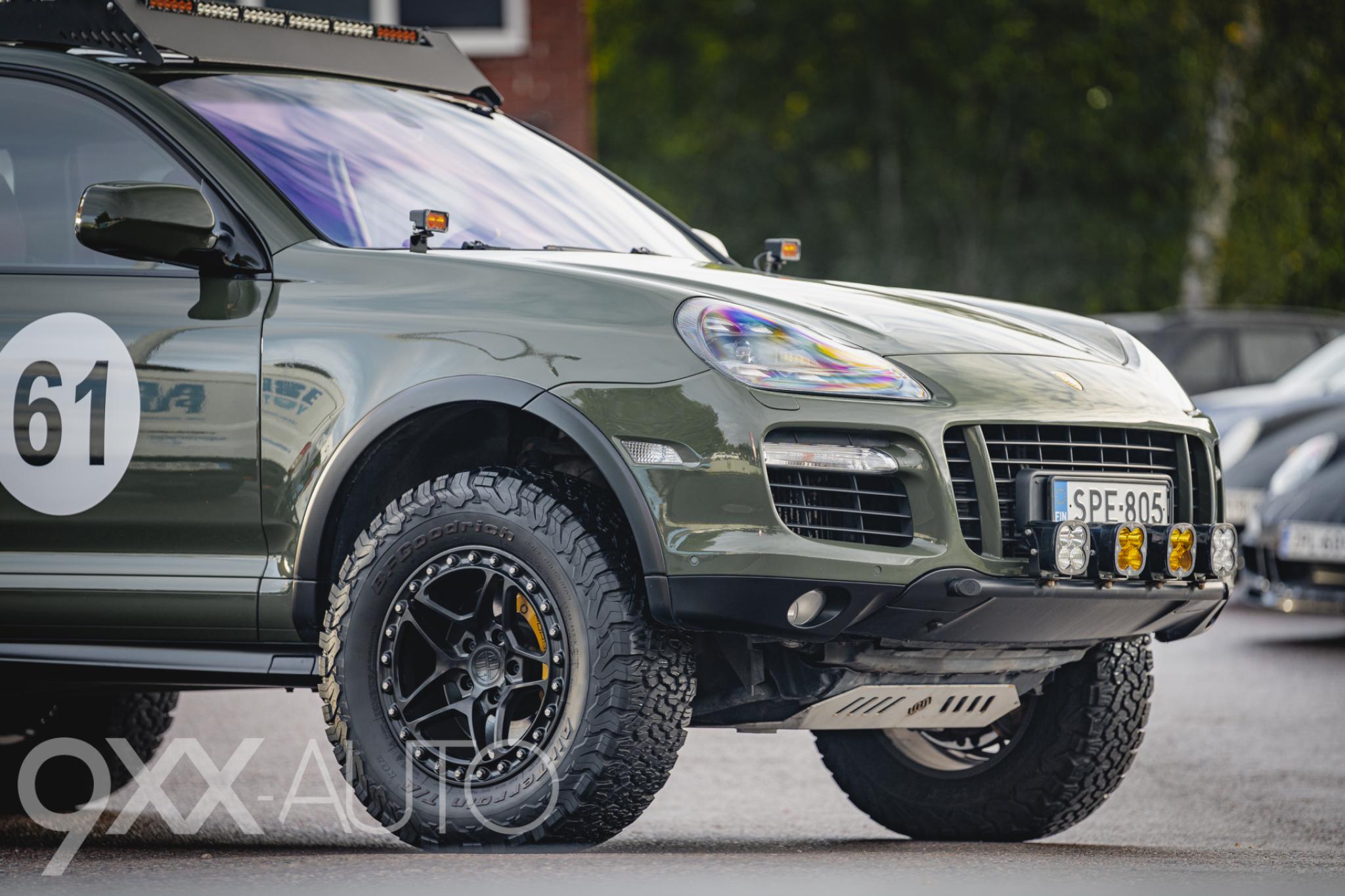 Vihreä Porsche Cayenne 4,8 V8 Turbo Tiptronic