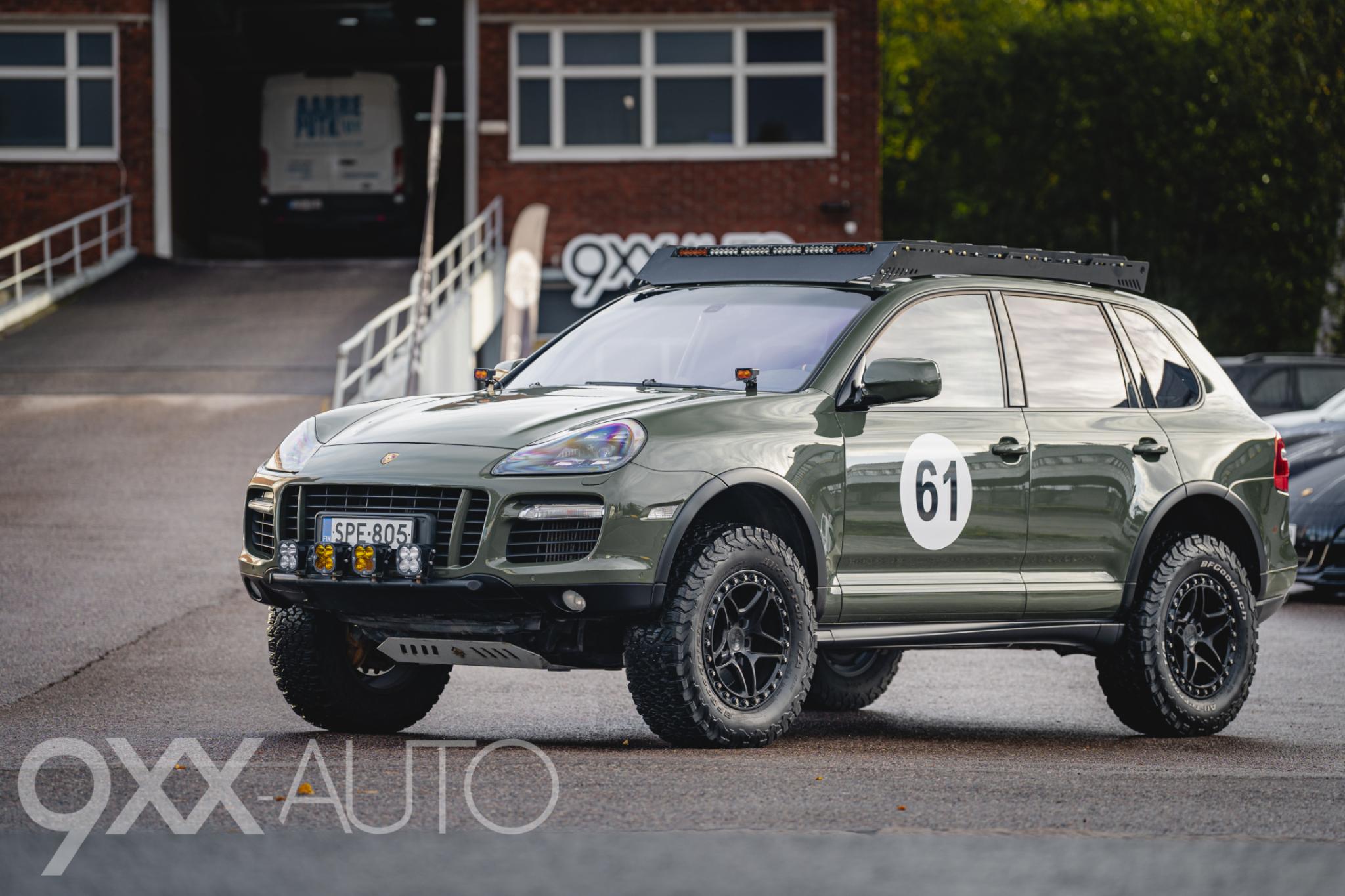 Vihreä Porsche Cayenne 4,8 V8 Turbo Tiptronic