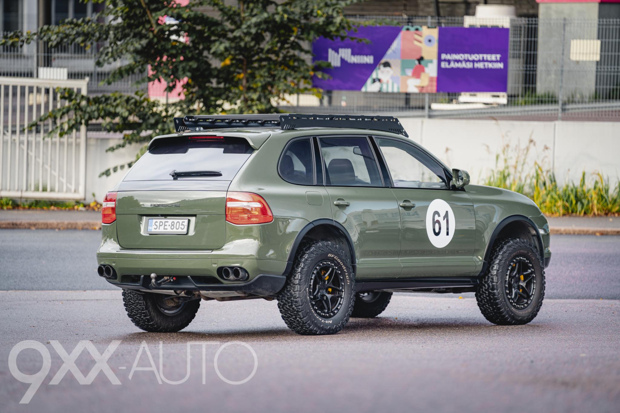 Vihreä Porsche Cayenne 4,8 V8 Turbo Tiptronic